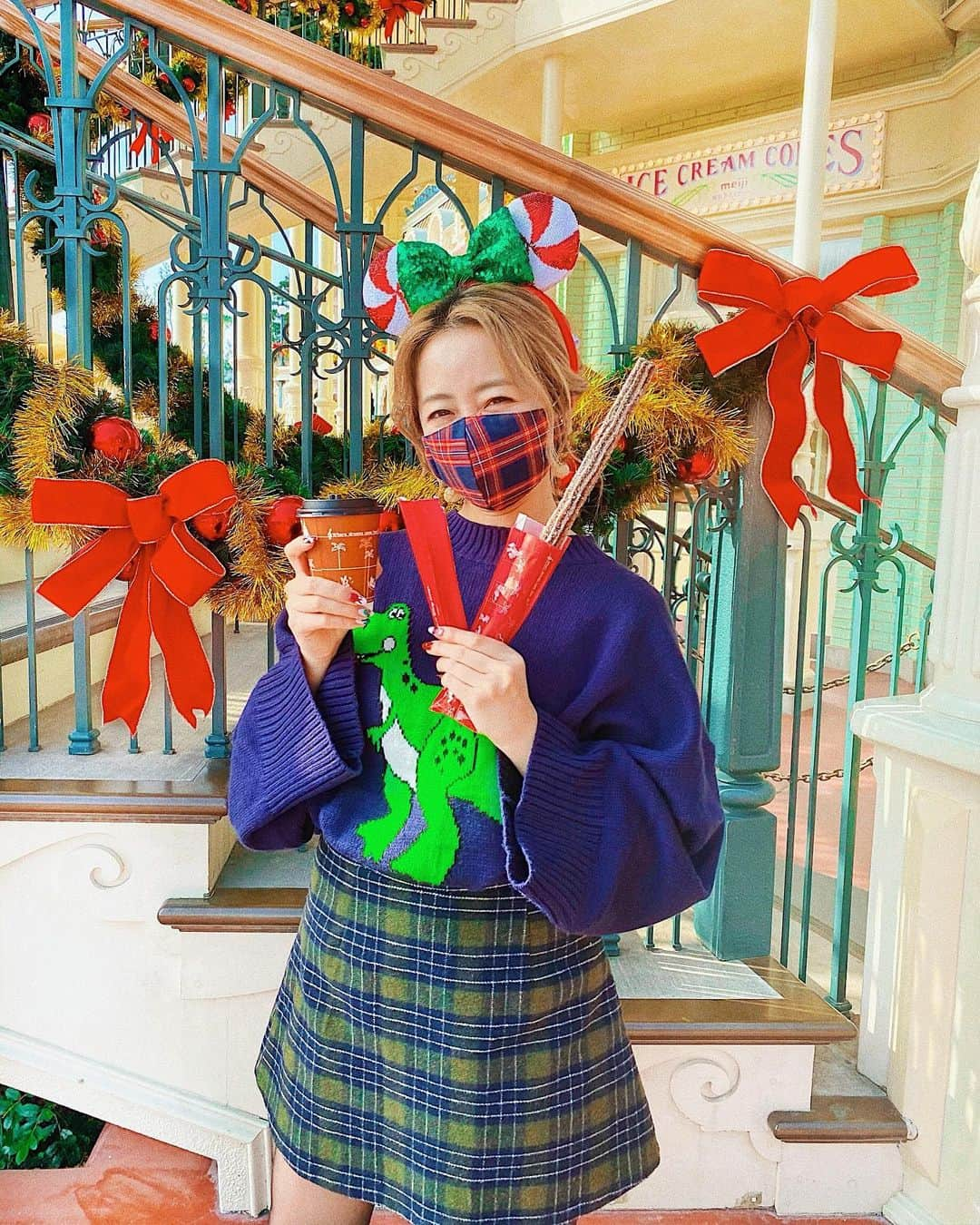 中島絢乃さんのインスタグラム写真 - (中島絢乃Instagram)「🎄❤️🧇﻿ ﻿ ﻿ クリスマスシーズンの定番﻿ #チョコレートチュロス 🍫💞💞﻿ ¥400﻿ ﻿ 折れやすいから注意🤫✨﻿ これ食べるとクリスマスって感じするよねー！😌❤️﻿  (ミッキー＆フレンズのグリーティングパレード クリスマスver.の動画もつけておくので、 さらにクリスマスを感じて！🎄😍💞) ﻿ ﻿ ﻿ ﻿ 一気に寒くなったね☃️💭﻿ 朝が辛くなってきたーー😭💔 ﻿ ということで、﻿ おうちグッズを充実させています🧶💞﻿ 家の中では毛布巻きつけて﻿ そのまま移動してるよ🐛✨笑﻿ 𓂃 𓈒𓏸 ‎𓂃 𓈒𓏸 ‎𓂃 𓈒𓏸 ‎𓂃 𓈒𓏸 ‎𓂃 𓈒﻿ #disneysisters_jp #グリーティングパレード」12月3日 11時17分 - nakajima_ayano