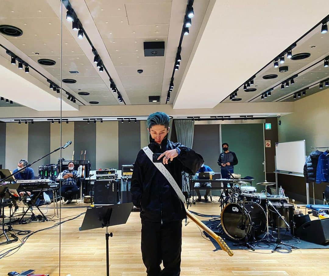 雅-MIYAVI-さんのインスタグラム写真 - (雅-MIYAVI-Instagram)「Rehearsal days✌🏻 每天彩排啊〜リハに次ぐリハやで！」12月3日 11時27分 - miyavi_ishihara