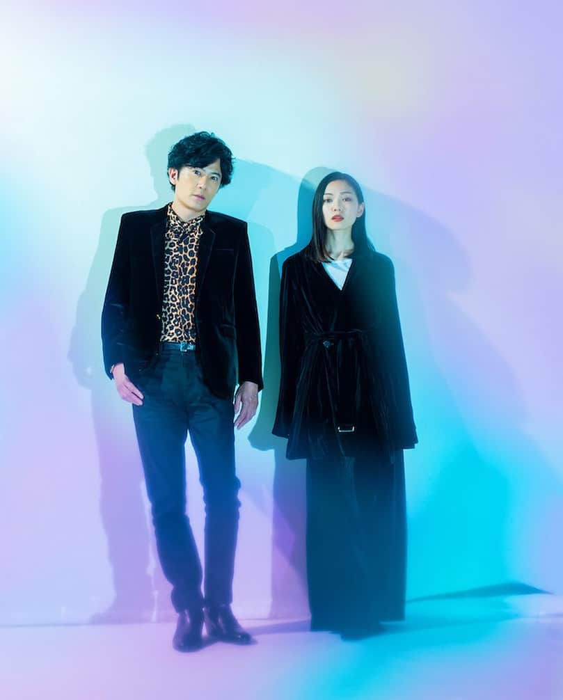 のインスタグラム：「【インタビュー】稲垣吾郎・二階堂ふみ「狂気と幻想の『ばるぼら』の世界を生きる」  1973〜74年に発表された、手塚治虫の異色の名作『ばるぼら』。耽美派の小説家として成功しながら、異常性欲と創作の苦悩に苛まれていた美倉洋介は、ある日、自堕落な生活を送るフーテンの少女・ばるぼらに出会う。幻想的なストーリーを、美しくファンタジックな映像で実写化したのは、映画『白痴』などを手掛けた手塚眞。そんな狂気と魅惑の世界に挑んだ、稲垣吾郎と二階堂ふみは、どんな想いでこの作品に挑んだのだろか。二人に話を聞いた。  インタビューはNumero.jpにて掲載。  #numerotokyo #numerojp #稲垣吾郎 #二階堂ふみ  Photo : Hiroki Sugiura Hair&Make : Junko Kaneda（Goro Inagaki）, Mariko Adachi（Fumi Nikaido） Styling : Ayano Kurosawa（Goro Inagaki）, Eri Takayama（Fumi Nikaido） Interview & Text : Miho Matsuda Edit : Yukiko Shinto」
