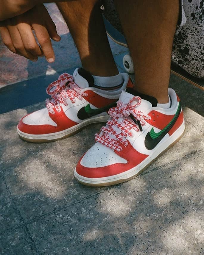 Nike Skateboardingさんのインスタグラム写真 - (Nike SkateboardingInstagram)「Paying homage to @selectshopFRAME's hometown of Dubai and the UAE’s rich history, the Nike SB x FRAME Dunk Low is full of locally-inspired motifs. Each part of the shoe, from colors to patterns to the material used, represents a piece of what makes Dubai and the UAE a unique and special place.⁠⠀ ⁠⠀ From the industries that helped build the Emirates to the progressive future Dubai is building for itself, the FRAME Dunk Low celebrates FRAME's home as well as the love of skateboarding. ⁠⠀ ⁠⠀ Red, white, black, and green colors echo the UAE's flag while the stitched 'Habibi' on the inner tongue (Arabic for 'my love') shows FRAME's hometown pride.⁠⠀ ⁠⠀ The Dunk Low by FRAME is available December 5 in select skate shops globally.  Learn more at NikeSB.com. #LinkInBio」12月3日 11時21分 - nikesb