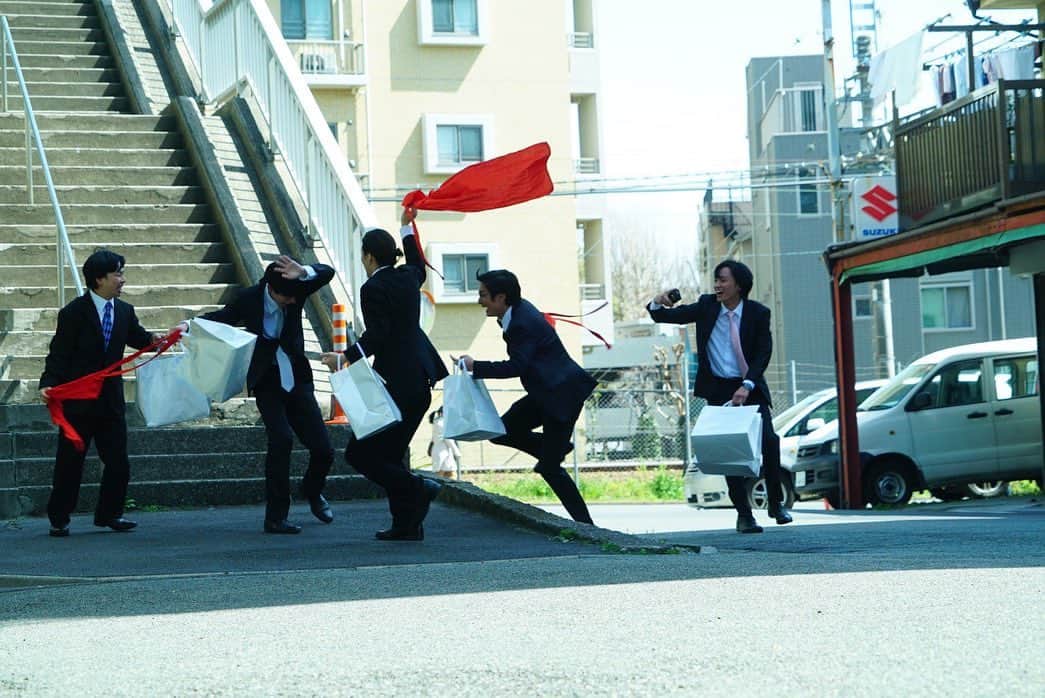 成田凌のインスタグラム：「くれなずめ  不安になるくらい幸せな日々だった。 松居さん 健吾さん 若葉くん ハマケンさん 季節 目次さん みんな最高です  俺たちが持ってるのは、赤いふんどし 通称、赤フン  2021年GW公開です」