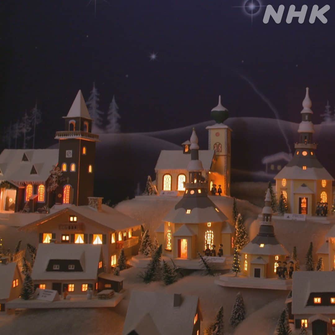 NHK「世界はほしいモノにあふれてる」さんのインスタグラム写真 - (NHK「世界はほしいモノにあふれてる」Instagram)「世界はほしい紙にあふれてる♪  今夜のせかほしは「紙」の世界！  ドイツ・インド・日本の美濃を旅します🌸  写真はドイツで見つけた、ミニチュアの家🏠 なんとこれ、全て紙でできた家なんです！ ドイツ東部のクリスマスに 欠かせないものだそう🎄 ただ可愛いだけじゃない、この紙の家が紡ぐ、 ドイツの温かい物語をご紹介します。  旅人は紙の専門誌を手がける、 編集者の津田淳子さん。この津田さん、 とにかく紙への"愛"❤️がすごい方！ その偏愛っぷりに、思わず鈴木亮平さんも 「○○○○だな！」と叫んでしまうほど😆 これにはJUJUさん、スタッフも大爆笑！ （その真相は番組でのお楽しみ・・・）  それはさておき、 紙には"触れる事への欲求をかき立てる力”が あると感じました。 それはきっと、 手書きの手紙をもらった時の嬉しさだったり、 １ページずつ繰りながら 本を読む楽しさだったり📚  そんなちょっと忘れかけていた、 "紙の力”に気づかせてくれる４５分間です。  この取材が終わってから せかほしスタッフも、 ５歳のおいっ子と、○十年ぶりに、 折り紙で手裏剣を作って遊びました🐶 折り紙なんて久しく触っていなかったけど、  そういえば子どもの頃、折り紙好きだったな～  なんて、ふと気づかされたりもしました。 結局、おいっ子そっちのけで 折り紙に夢中になったのは、 他ならぬ自分でしたが・・・笑  みなさんにも、 紙にまつわる思い出やエピソードがあれば、 ぜひ教えて下さいね🐱  放送まで紙談義で盛り上がりましょう☺️ それでは放送をお楽しみに！  #紙 #ペーパー #ドイツ #インド #美濃 #世界はほしい紙にあふれてる #絵本 #ペーパークラフト #和紙 #鈴木亮平 #JUJU #神尾晋一郎 #せかほし #nhk #木曜　#２２時３０分 #世界はほしいモノにあふれてる #sekastagram」12月3日 17時00分 - nhk_sekahoshi