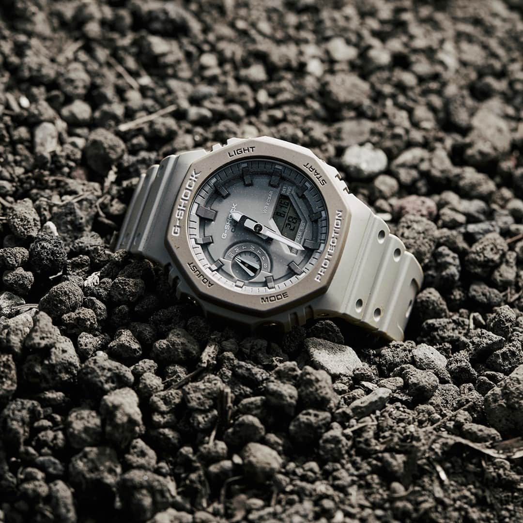 G-SHOCKさんのインスタグラム写真 - (G-SHOCKInstagram)「GA-2110  アースグレー１色でまとめスタイリッシュなデザインが強調されたGA-2110ET-8AJF。自然のカラーを採用したアースカラートーンシリーズは、アウトドアスタイルにはもちろん、落ち着いたアーバンスタイルにもマッチします。  The earth gray monocolor emphasizes the stylish design of GA-2110ET-8AJF. The colors of Earth tone color series are inspired by nature, which match an outdoor style and also a chic urban style.  GA-2110ET-8AJF  #g_shock #ga2110 #earthcolor #watchoftheday」12月3日 17時00分 - gshock_jp