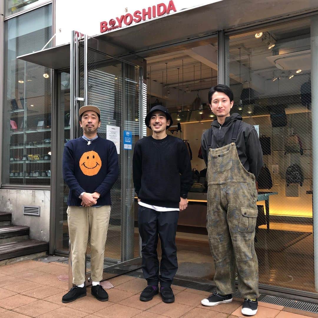 のインスタグラム：「おはようございます。 只今の代官山地区の天候は曇り。本日の最高気温は14℃の予報です。 降水確率はさほど高くないですが、昨日同様の曇天が続いています。今日は12/3。1、2、3とキリが良い日付ですね。 ・ 本日はこのメンバーでご案内いたします。 今日は、りんごにハマっているスタッフがおります。ミツ入りりんごの見分け方に詳しい方がいらっしゃいましたら、是非、ご教授がてら御来店お待ちしております。  それでは、本日も皆様のご来店をお待ちしております。 ・ 新型コロナウイルス感染拡大防止のため、B印 ヨシダ 代官山の営業時間を当面の間下記のとおり、変更させていただいております。  営業時間:11:00〜19:00 店舗:B印 ヨシダ 代官山  なお、B印 ヨシダ 成田空港第1ターミナルは、新型コロナウイルスの影響により、臨時休業中です。  お客様には大変ご迷惑をお掛けいたしますが、ご理解の程よろしくお願いいたします。  #beams #bjirushiyoshida #b印yoshida」