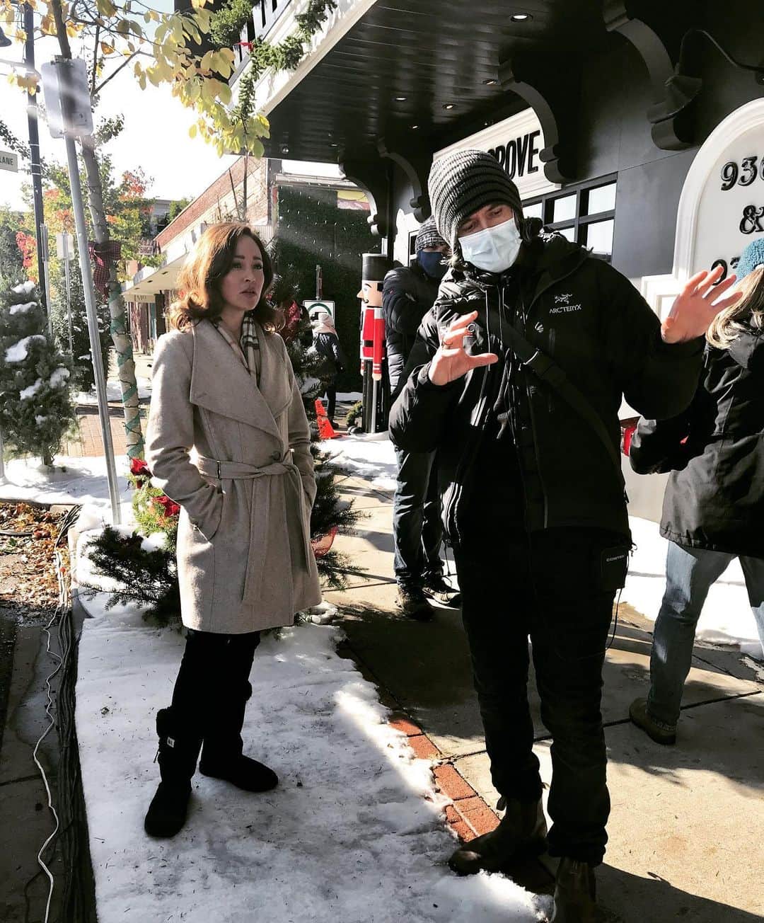 オータム・リーザーのインスタグラム：「Day 2: I loved working with our kind + talented director @davidistrasser on #AGlenbrookeChristmas!! While it’s certainly weird to be shooting a movie during a pandemic, I felt super grateful for our crew’s commitment to staying masked and keeping everyone safe!! #12daysofchristmas #behindthescenes #December12th #hallmarkchristmasmovies」