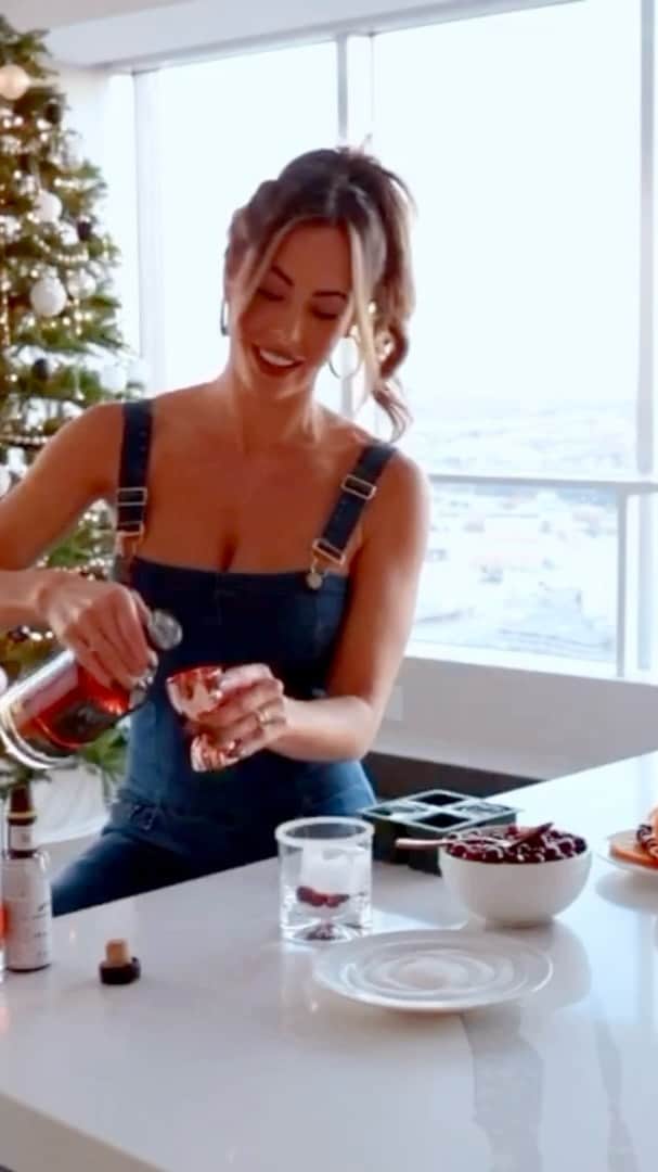 ホープ・ビールのインスタグラム：「Happy Holidays from me and @pendletonwhisky  . Christmas Old Fashion Sugar Cranberries Bitters  Fresh cranberry juice @pendletonwhisky  Fresh orange  1. Rim your glass with sugar 2. Smash cranberries in glass 3. Add ice  4. Add whisky, bitters, and cranberry juice 5. Stir and garnish with cranberries and orange slice  . Will I see any of you at #nfr this year?  . #texas #rodeo #whisky #cocktail #christmascocktails #whiskywednesday」