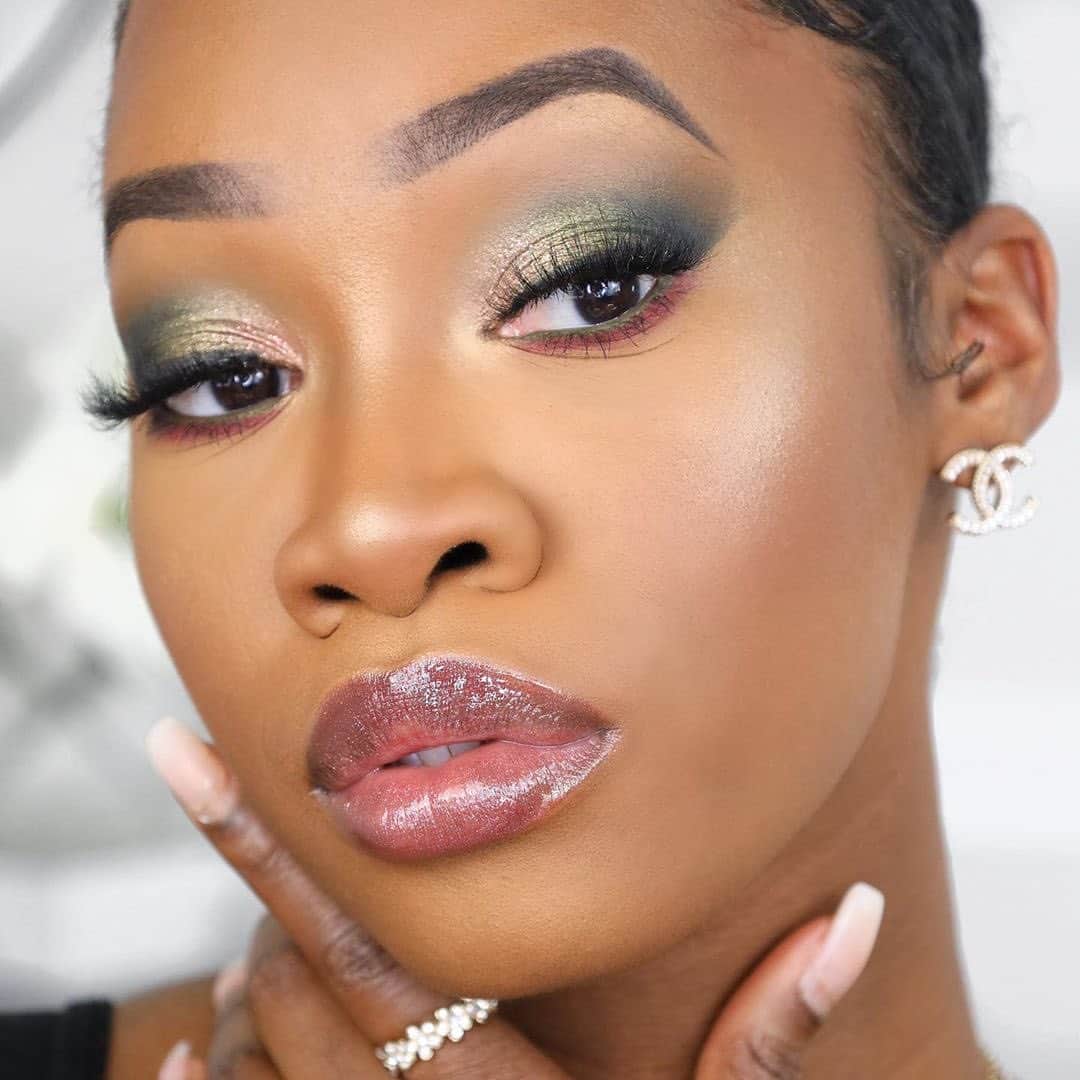 Revlonさんのインスタグラム写真 - (RevlonInstagram)「Stops scrolling and clicks save to Bold Eyes collection  @maya_galore’s sharp eyes and brows are giving us the urge to throw on some makeup with our masks. She’s wearing #ColorStay Brow Pencil in Dark Brown (220) on her arches and #ColorStay Micro Hyper Precision Gel Eyeliner along her lids」12月3日 11時33分 - revlon