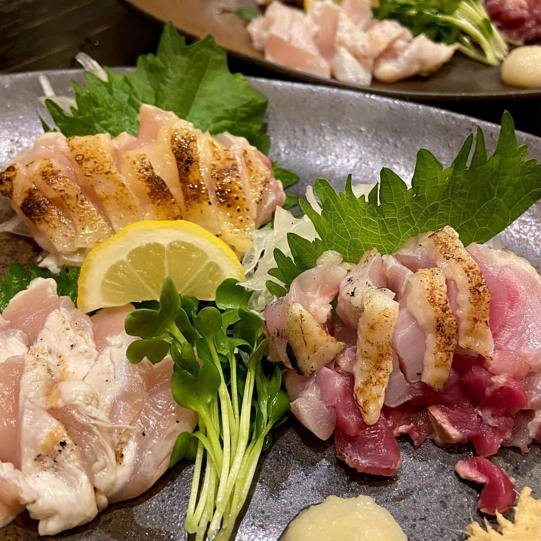 小鳥遊しほのインスタグラム：「生のお肉ってなんであんなにおいしいんですかね。鹿児島で食べた美食たちを振り返る。  ①鳥刺し。もも肉の方がジューシーなイメージがあるのに刺しだとむね肉のがめっとり濃厚なの！不思議！ふらっと入った居酒屋さんでもめちゃくちゃ旨い鳥刺しが出てくるの素晴らしい🐔  ②温たまらん丼！黒豚を濃厚なタレで炒めたやつがおいしい白米に乗って本場の温泉卵がのっている丼がおいしくないわけがない🥚🐥🐷  ③マグロラーメン。生のマグロがのって出てくる→時間経過で半生に。好きなタイミングで、わさびをつけて食べる。ラーメンにわさび、意外だけどおいしい🐟🍜  ④黒豚餃子。撮影終わりに空港でビールと共に食したった一皿！！皮パリパリで餡ジューシーでおいしかった。さつま揚げも頼んだけど熱々で出てきて優勝だった🥟  ⑤スーパーの鳥刺し。スーパーで鳥刺し売ってる(しかも安い)とか最高じゃない？？？鹿児島生まれの人からしたら超当たり前体操なのかもしれないけど、これかなり贅沢なことです羨ましい！！！！🐓😂❤️  てことで初鹿児島はしっかり満喫できました。お土産に鳥刺しとか焼酎のだいやめとかなんかもりもり買って帰ったよ🥺 興味湧いたひとはここで買い物するのも吉👉 @kagoshima_yurakukan   さて、鹿児島取材の記事は今月中に公開です。楽しく書きます。楽しみにしててね。  #鹿児島 #鹿児島グルメ #鳥刺し #温たまらん丼 #マグロラーメン #温泉 #グルメ #おいしいもの #rurubuandmore」