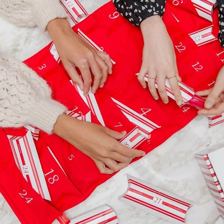 Clarins Canadaのインスタグラム：「Counting down the days till Christmas can only be fun & magical with our advent calendars filled with beauty surprises!😝⁣ __________⁣ Compter les jours jusqu'à Noël ne peut être que magie & plaisir avec nos calendriers de l'Avent remplis de surprises beauté !😝⁣ .⁣ .⁣ .⁣ #Clarins #ItsAllAboutYou #Clarins #ChristmasWithClarins #SweetHoliday⁣ #ClarinsHoliday #PlayfulChristmas #Giftguide」