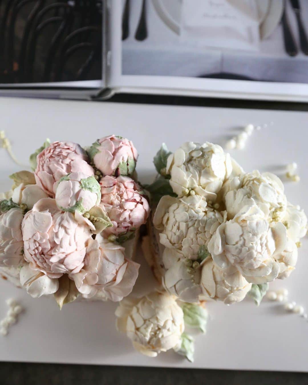 청담 수케이크 (atelier soo)さんのインスタグラム写真 - (청담 수케이크 (atelier soo)Instagram)「ㅡ 오늘.💕 heart bouquet peony cake. Buttercream flower.  Soocake style. Peony. ㅡ #flower #cake #flowercake #partycake #birthday #bouquet #buttercream #baking #wilton #weddingcake #peony  www.soocake.com vkscl_energy@naver.com」12月3日 11時45分 - soocake_ully