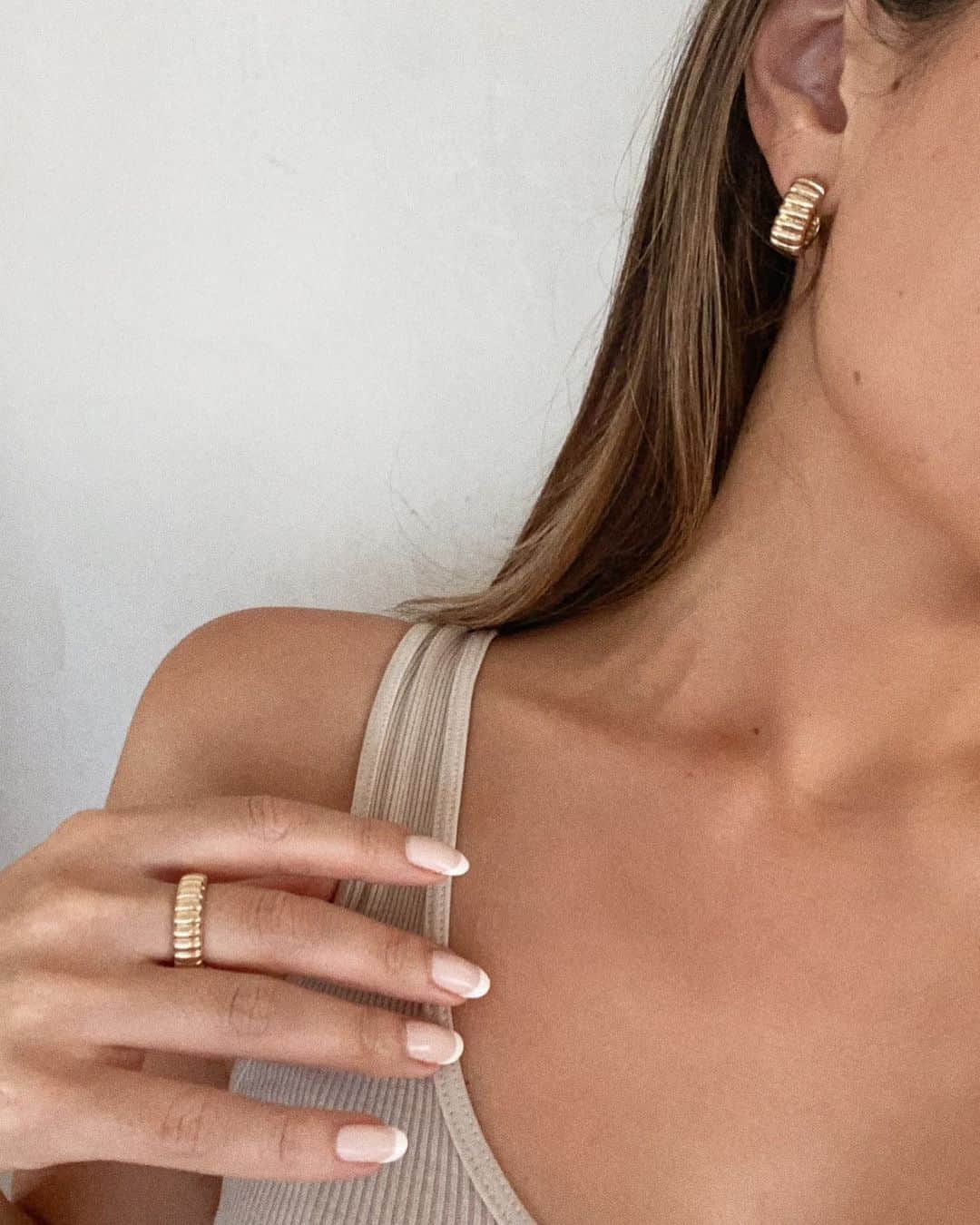 Marianna Hewittのインスタグラム：「what’s your go to mani color 💅」