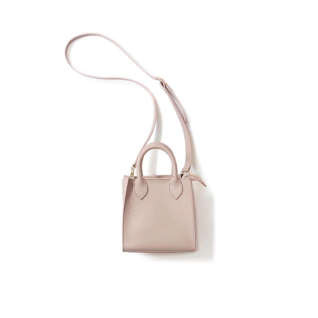 のインスタグラム：「・ New♦️Arrival・ ・ ♦︎ andrea cardoneアンドレア・カルドーネ／ミニトートバッグ（antique pink) ・ イタリアのナポリ拠点の、代々 ハンドメイドレザーファクトリーを経営する、歴史あるレザーメーカー。こちらは、シンプルなデザインのミニトートバッグ。 手軽に持てるコンパクトな大きさが魅力的。女性の手に馴染み、持ちやすい丸いハンドル、そして、底鋲付きで、しっかりとした安定感があり使いやすさも抜群です。 取り外し可能なショルダーも付いて、スタイルやシーンに合わせてお楽しみいただけます。 ・ #kkcloset #kkshop #菊池京子 #kyokokikuch #coordinate #code #ootd #outfit #kotd #カジュアル #follow #style #fashion #ファッション #happy #feminine #bag #pink #ピンクベージュ #クロスボディー　#italy」