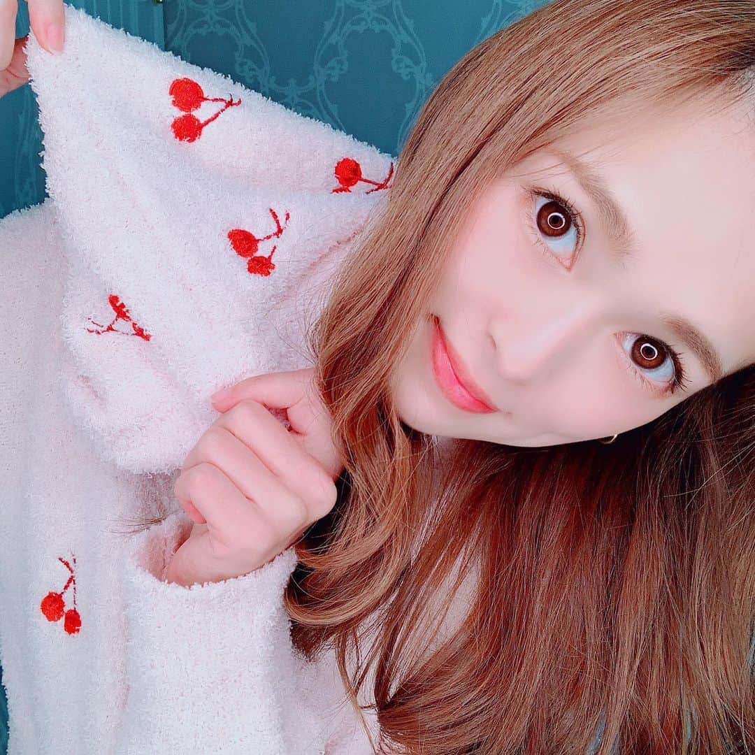 町田亜里香のインスタグラム：「Newルームウェアˎˊ˗ さくらんぼ🍒𓈒𓂂 可愛すぎて一目惚れ🍒 ウエストも紐があるので調整可😂 なにより @_andante_shop の ルームウェアはふわふわで気持ちいい😂😂🤍 おうち時間🏠が増えて、 部屋着でいる時間も長くなったから🤫 可愛くてあったかいのが一番😂 . . 私はピンクなんだけど、 ホワイト×さくらんぼ🍒も 可愛かったよ🥰 彼とお揃いや子供用もあるよ☺️ . . #ルームウェア #ルームウェアセットアップ #部屋着 #部屋着コーデ  #おうち時間 #ふわもこ #さくらんぼ  #さくらんぼ柄 #美意識  @_andante_shop」