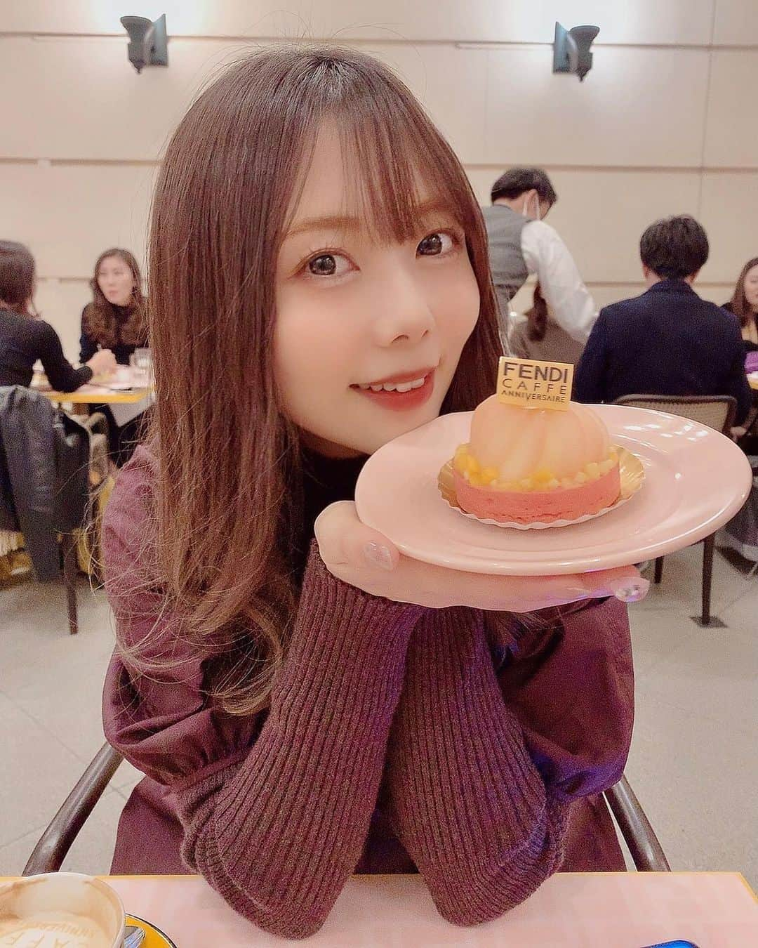 西村季里子のインスタグラム：「・  ケーキもピンクでかわいかった🍰💖  洋梨タルトとカプチーノ最高に美味しかった🥰 ちなみにこの日夜中にも 仕事終わりにケーキ食べた🥰  🐷  これからクリスマス、誕生日と続くから ケーキ三昧になる…🎂🎂🎂  🐷  #anniversarycafe#アニヴァルセルカフェ  #FENDI#fendicafe#FENDIカフェ #フェンディ#フェンディカフェ #表参道#表参道カフェ#cafe #東京カフェ#カフェ巡り#かわいい #snidel#onepiece#code#ootd #ワンピース#スナイデル#コーデ #cake#ケーキ#洋梨タルト#ダイエット #follow#followｍe」