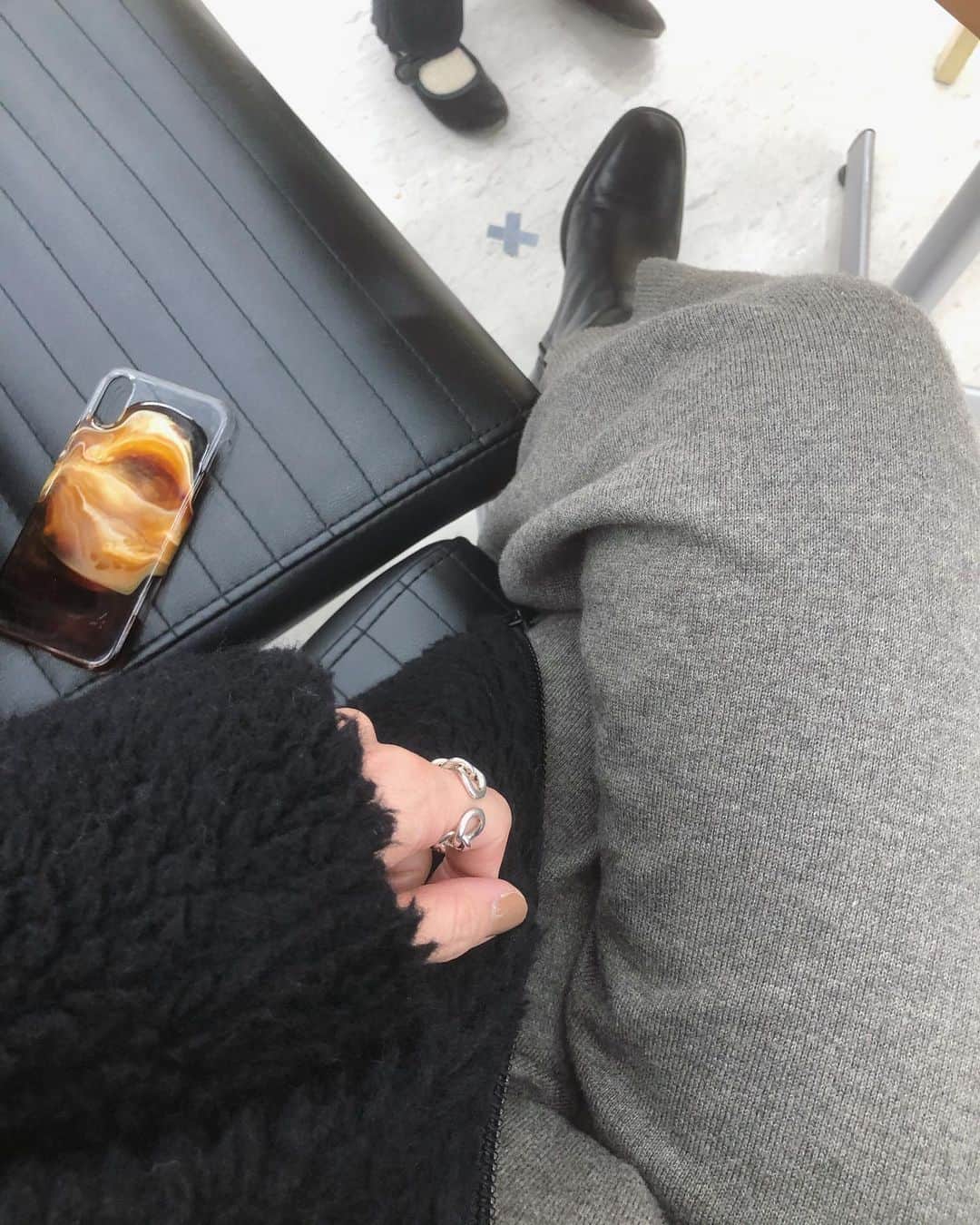i_am_fukutaroのインスタグラム：「. 昨日スマホのキャリアをついに 格安に買えてきました… . よかったのかはいまだわからず、 まぁ安くなるなら良いかなと☺️ . 不信感しかなく、笑 おばちゃんは若いお兄さんに ガンガン質問しましたが、 それでもまだついていけてないので、 お兄さんのいうこと信じていいんですよね？ っとただならぬ圧をちょいちょいかけて なんとかやり遂げました… . そんでiphone12proも予約してきました🤍 . いやー楽しみ😇 . で、あとなんかお兄さんの粋な計らいで パナソニックのスチームアイロンももらえて、キャンペーンでなんか1万円分の 商品が買えるとのことで コーヒーメーカーも安く買えたよ🤗 . ラッキー🤞🏻 . . それもこれもパパに感謝❤️ . . 教えてくれた方々ありがとうございました🥺❤️❤️ . . .」