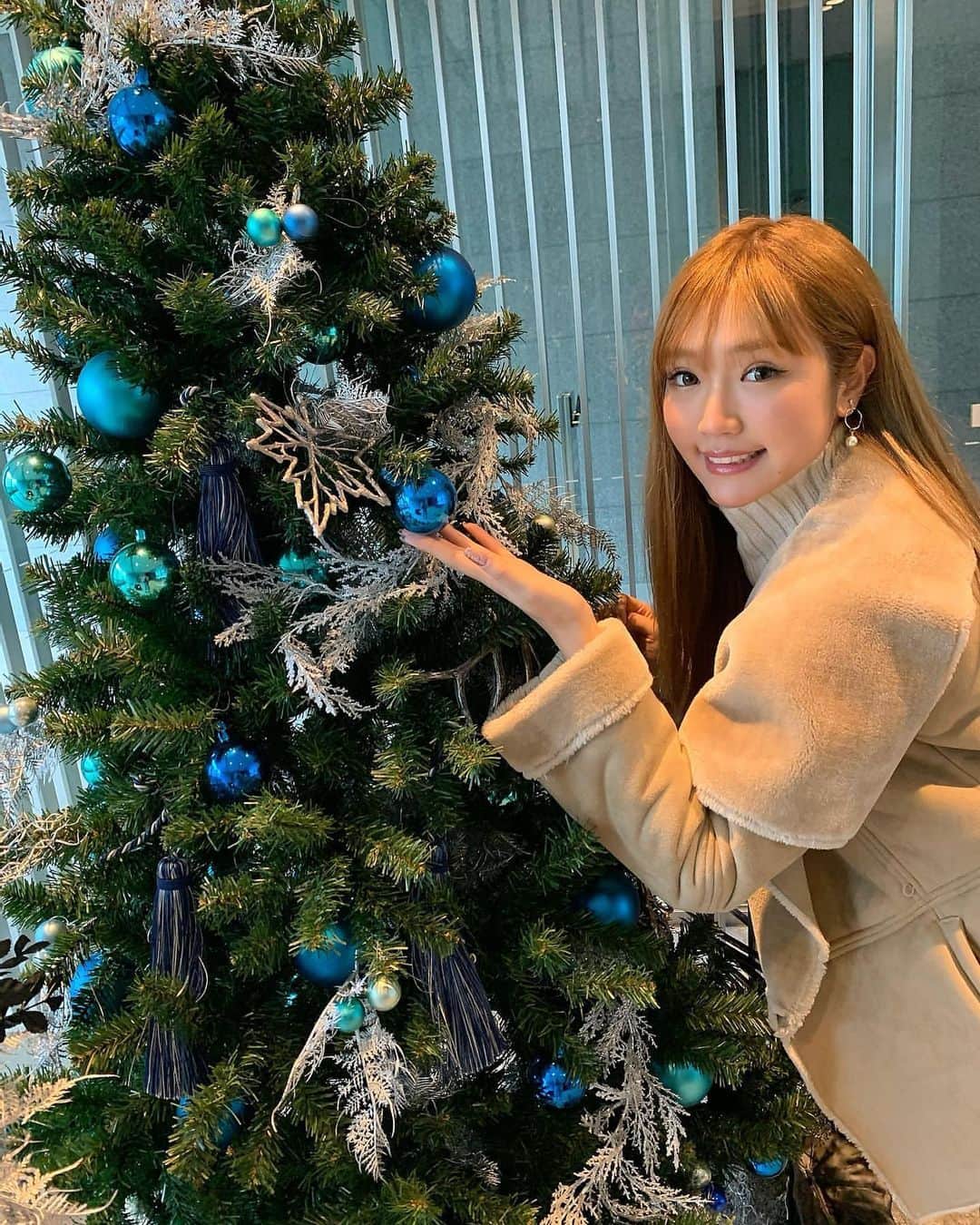 CYBERJAPAN Staffのインスタグラム：「#repost @watanabekazue  今日はうれしいうれしい打ち合わせでしたっ💓💓 相変わらずの顔 #丸へー 😆🐷 ツリーがあったーーー！！🎄今月もうクリスマスか❣️わあ〜もう年末まで一瞬や❣️❣️早いねっ(๑>◡<๑) . . お知らせがあります★ 公式YouTubeチャンネルで、初のライブ配信します‼️ 12/6の夜、シスターズでおうちでたこ焼き🐙を作りながら、ゆったり配信しつつたこ焼き焼きながら食べながら、みんなでワイワイ楽しみたいと思います💕💕 大阪出身のシスターズのたこ焼き作りの手さばきも見て下さいね！！💪笑 . 初めてのライブ配信で緊張しますが、まもなくありがたいことに登録してくれているユーザーさんも10万人近くになって来たので、たくさんの人に見てもらえるのを楽しみにしてますっ🥰💗❤️ . 12/6（日）20時スタート CYBERJAPAN DANCERS YouTube公式チャンネル こちらから、ご視聴よろしくお願いします(*´꒳`*) 👇 https://www.youtube.com/channel/UCATC7a3C7maWUe_uymIoq-g . . #cyberjapan #サイバージャパン #サイバージャパンダンサーズ #watanabekazue #かずへー #ツリへー #公式YouTube #生配信 #たこへー #焼くへー #焼きまっへー」
