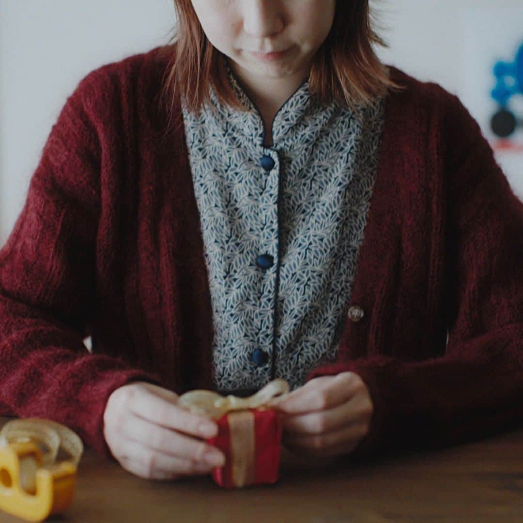 ルミネ公式のインスタグラム：「自分へのプレゼントも、 例年以上でいいと思う。 ＿＿＿＿＿＿＿＿＿＿＿＿＿＿＿＿＿  ルミネのクリスマス「MERRY GOOD JOB!」 本日より、第二弾コンテンツが公開！  特設サイトでは、スペシャルコンテンツ 「MERRY GOOD JOB! MYムービー」がスタート。  今年撮影した写真を選ぶだけで、 あなたの2020年をたたえる 世界に一つだけのショートムービーがつくれます。  MYムービーをつくる！ ▶〔 ルミネクリスマス〕で検索！」