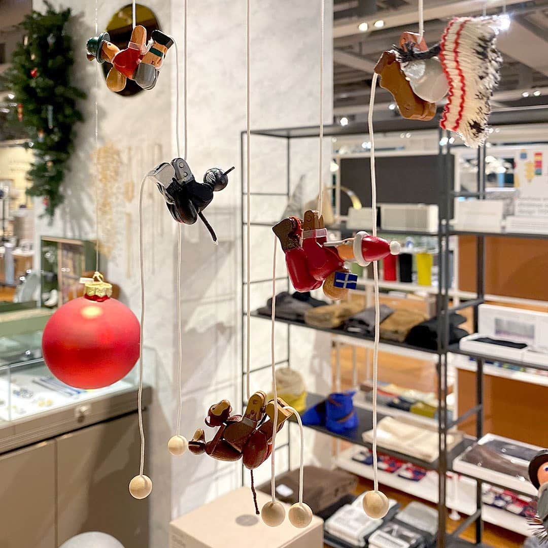 のインスタグラム：「. 2020 Christmas Gift Collection . Peter Ulbricht クライミングフィギュア 昔ながらの手作り木製フィギュア。紐を下に引くとサンタやカウボーイが上に登っていきます。 . 一つ一つ表情に個性があり、吊るしてあるだけで心が和みます。 . www.livingmotif.com #livingmotif #リビングモティーフ #store #tokyo #interior #interiordecoration #christmas #christmas2020 #christmasgift #クリスマス #クリスマスギフト #climbingfigure #クライミングフィギュア」