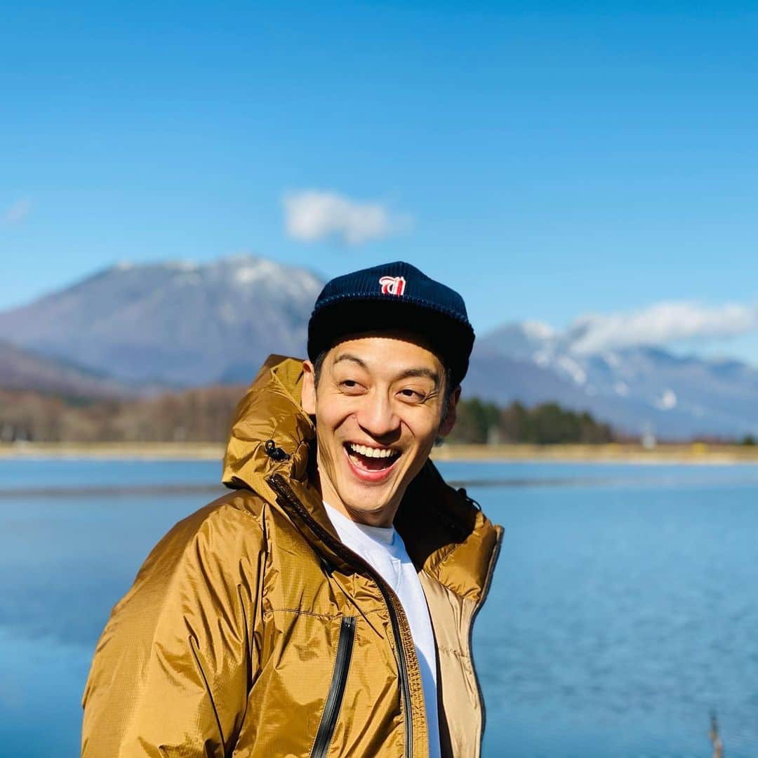 村田秀亮のインスタグラム：「本日12月3日 41歳になりました！  #年々顔が長くなってきてる #名門第三野球部　桑本 #レーサー100！のときの外国人  これからもどうか末長く宜しくお願いします。  そして今夜 とろサーモンYouTubeチャンネル リニューアル！ 18時30分アップいたします！ 宜しくお願いします。  詳しくは「とろサーモン公式チャンネル」を検索！ 誕生日プレゼントにチャンネル登録ください🎁」