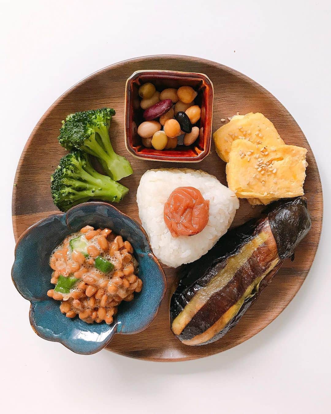 岩佐しおりのインスタグラム：「✔️🍙🍆 ・ こんにちは☀️ 今朝はナチュラルキッチンで 最近買った小皿を使って 和食プレート♫♫ このクオリティで100円って 本当すごい🙏🌈 他にもたくさん買ったので またのせますね😝❤️ ・ ◎ナスの丸焼き ◎もち麦おにぎり(oryzae solt混ぜ) ◎卵焼き ◎オクラ納豆 ◎ビーンズ ◎ブロッコリー ・ #しおごはん #朝ごはん #ワンプレート #ヘルシーメニュー #和食 #ナチュラルキッチン」