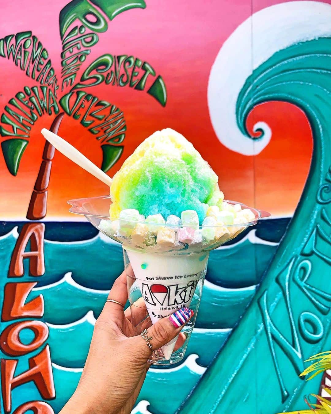 shihoのインスタグラム：「🌈🍧🌈🍧🌈 ・ まとめ機能で シェイブアイスのみをまとめてみました♡ まだpostしてないシェイブアイスも あるのだけれど、、 少しずつ足していきます🥰💗 ぜひ見てみてね♡ それにしてもフレーバーが 見事に全部レインボー！笑 ・ #hawaii#islandofoahu#oahu#ハワイ#trip #オアフ島#travel#loco_hawaii#travel_jp #funtorip#タビジョ#旅MUSE#genic_travel #genic_mag#たびねす#旅行#genic_hawaii #aokisshaveice#haleiwa#ハレイワ#shaveice #northshore#haleiwatown#town#oahuhawaii #tabijyomap_hawaii#lealeahawaii#2020」