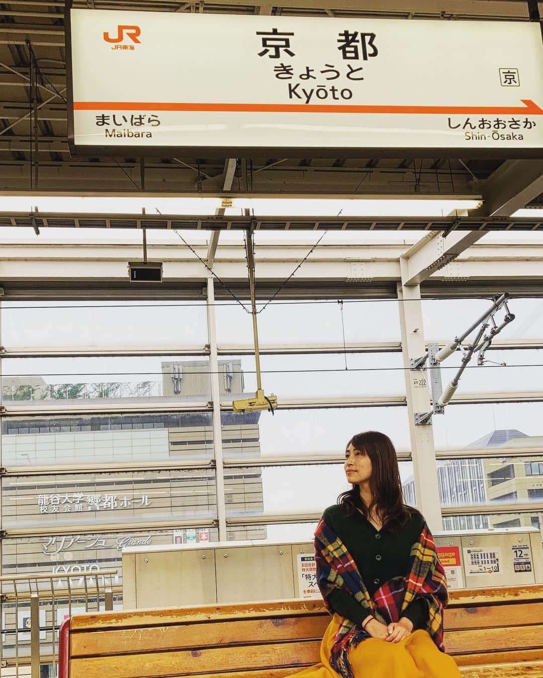 長谷部瞳さんのインスタグラム写真 - (長谷部瞳Instagram)「＊ 学問の秋ですね📚🍂  少し前になりますが、京都へ学びに行ってきました🍁  自分の興味がある事について 深く学ぶのは大好き✏️  知識が蓄積されていき意識が変わり、行動が変わり、経験が増えることでより一層腑に落ちる。  #秋コーデ #ストール #ニット #マスタードカラー #京都旅行 #gotoトラベル #おひとりさま #勉強頑張る #ブラッシュアップ #夢に向かって #一歩ずつ」12月3日 11時57分 - hasebe_hitomi