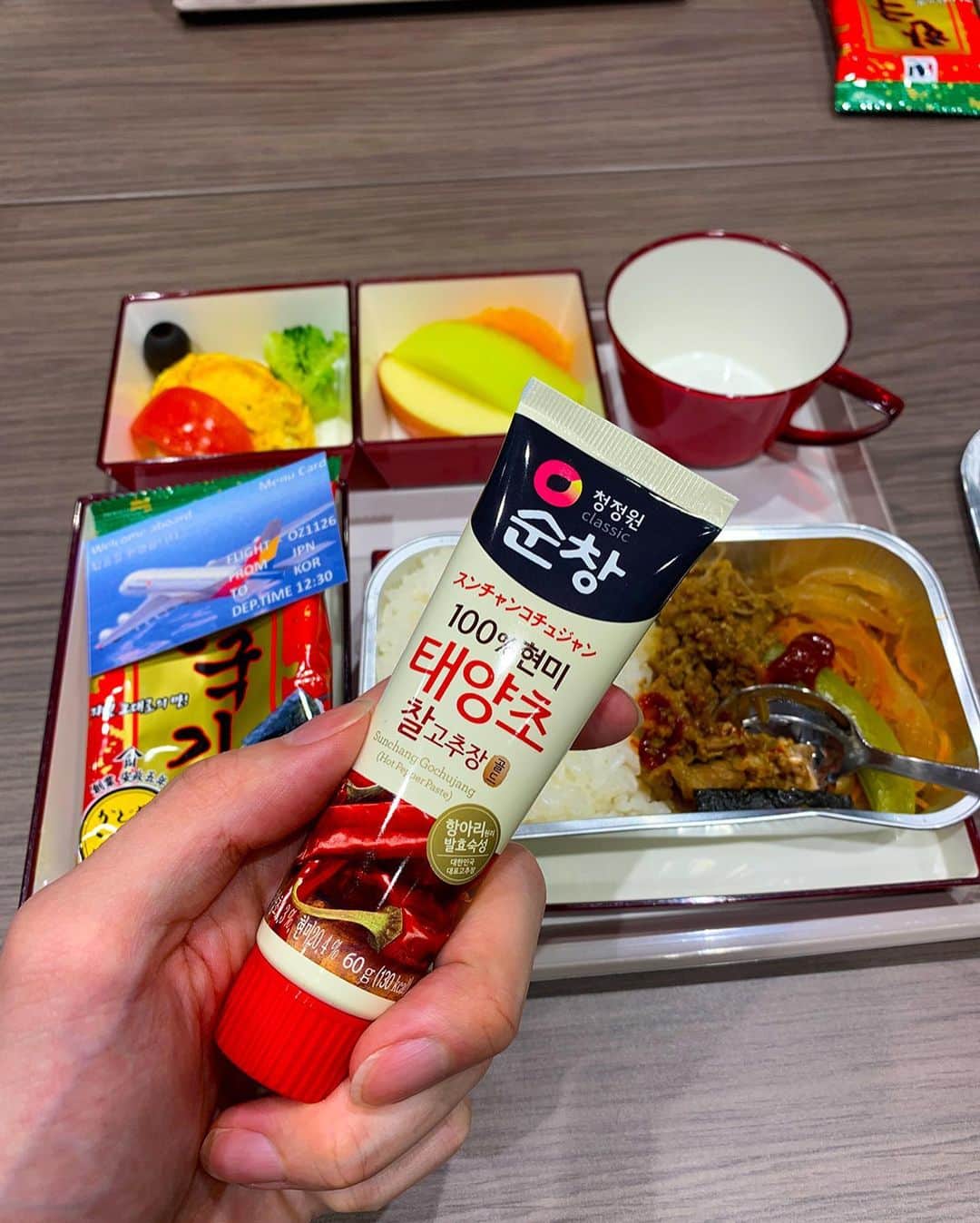 アシアナ航空日本地域公式アカウントさんのインスタグラム写真 - (アシアナ航空日本地域公式アカウントInstagram)「.﻿ 【機内食体験＆韓国観光トークショー】﻿ ﻿ ”日本にいながら、韓国🇰🇷旅を体験！”をコンセプトにした 韓国観光公社 東京支社( @kto.tokyo ) 主催の「2020 KOREA WEEK IN TOKYO」が先週11/24～26の3日間、開催されました。﻿ ﻿ そのプログラムの中のひとつ﻿ 【アシアナ航空 機内食体験＆韓国観光トークショー】が11月26日(木)、東京にある紀尾井カンファレンス メインルームにて実施されました✨﻿ ﻿ ﻿ どんなイベント？🧐﻿ 👉ご自身も韓国留学の経験があり、韓国事情に詳しいフリーアナウンサーの安田佑子さんを司会にお迎えし、アシアナ航空製作の映像上🎦、実際の機内食試食🍽、安田佑子さんによるトークショー、🥰、そしてお楽しみ抽選会✨・・・と、お客様参加型イベントでした✨✨﻿ 　　﻿ ﻿ イベント当日は？🤔﻿ 👉韓国観光公社(@kto.toyo)の募集に応募下さった方の中から抽選で当選された44名の方がご参加。久しぶりの「韓国」を楽しんで頂きました。﻿ ※昨今の感染状況を勘案し当初予定していた人数から大幅に減らしての実施となりました。﻿ ﻿ ﻿ 機内食は？🍽🍽﻿ 👉日本発のフライトで提供している機内食を製造する機内食工場（ANAケータリングサービス様）のご協力得て、同じ工程で作られた特別熱々プルコギ機内食。﻿ 🍎新鮮なフルーツ、おなじみのコチュジャン🌶、韓国のり🍙と一緒にどうぞ♪実際に乗務しているCAよりご提供させて頂きました♪﻿ ﻿ インスタにて、イベントの様子を公開♪﻿ Facebookでも当日の写真を掲載しているので、是非ご覧下さい♪♪﻿ ﻿ 短い時間ではありましたが、ご参加くださった方が少しでも韓国や、飛行機、そしてアシアナ航空を思い出して下さる機会となったのであれば、﻿ とても嬉しく思います。✈︎✈︎✈︎❤️﻿ ﻿ #アシアナ航空#アシアナ#韓国#イベント#トークショー#久しぶりの韓国#プルコギ#韓国のり#新鮮#フルーツ」12月3日 11時57分 - asiana.jp_official