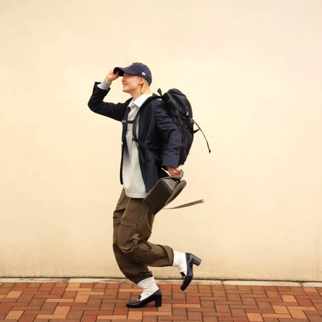 Cluelmagazineさんのインスタグラム写真 Cluelmagazineinstagram ハンサムな彼女のアイビールック どこか懐かしさを感じさせる ボーイッシュなアイビースタイル ボトムスにはワークな印象のカーゴパンツを合わせて 今っぽい抜け感のあるコーディネートに 足元