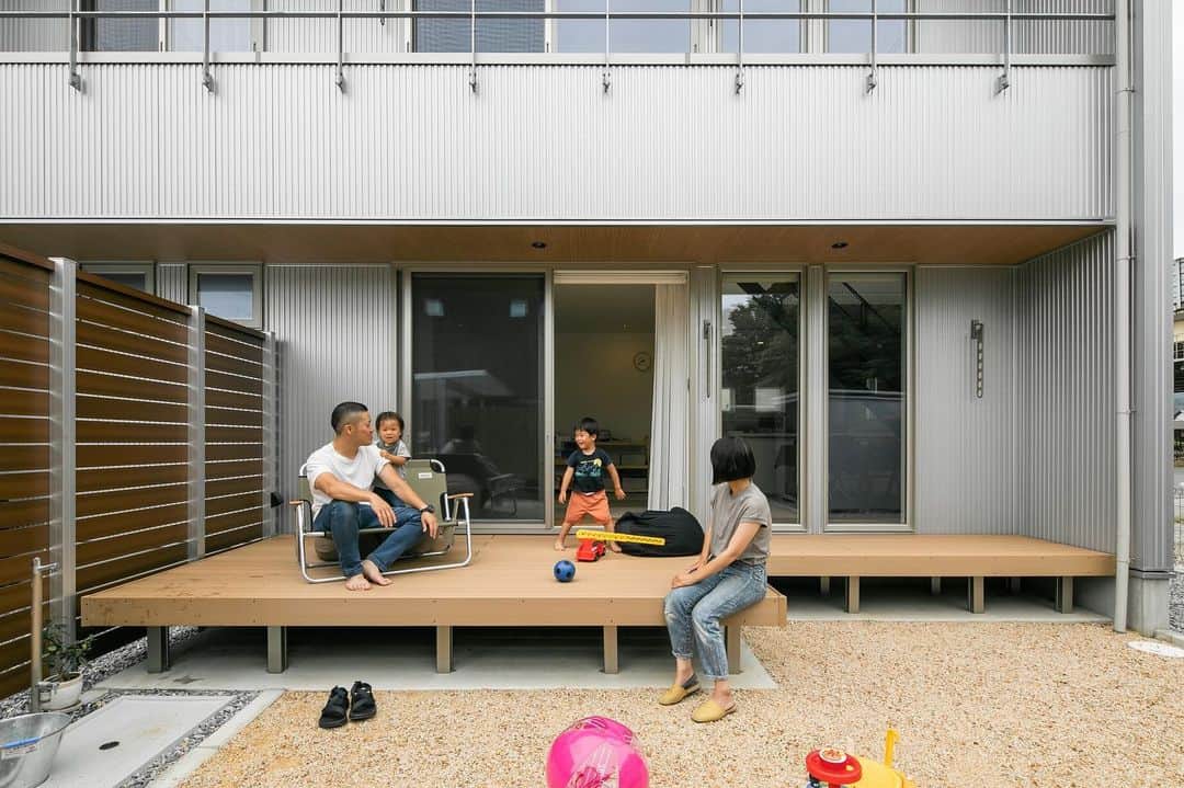 ルポハウス一級建築士事務所さんのインスタグラム写真 - (ルポハウス一級建築士事務所Instagram)「・ ・ ・ リビングからフラットにつながるウッドデッキと中庭。 ・ 走り回ったり、バーべーキューをしたり、広さを思い存分堪能して、家族の時間を楽しみます。 ・ ・ ・ 𓐌𓐌𓐌𓐌𓐌𓐌𓐌𓐌𓐌𓐌𓐌𓐌𓐌𓐌𓐌𓐌𓐌𓐌  ルポハウスの施工事例はこちらまで☞ @reposhouse  𓐌𓐌𓐌𓐌𓐌𓐌𓐌𓐌𓐌𓐌𓐌𓐌𓐌𓐌𓐌𓐌𓐌𓐌 #ルポハウス は#ちょっとかっこいい家 を"友人のために" という思いでつくっています。 一生に一度の#マイホーム。 「あなたにしかできない」×「ルポハウスだからできる」で、 私たちだけの#家づくり を思いっきり楽しんでみませんか？！ ・ ・ ・ #住宅 #注文住宅 #新築一戸建て #デザイナーズ住宅  #一級建築士事務所 #設計事務所  #滋賀県大津市 #滋賀県草津市 #滋賀県栗東市  #滋賀県近江八幡市 #外観デザイン #外観イメージ #シルバーガルバ #シルバーメタリック #クールな外観 #アイジー工業 #ガーデンインテリア #お庭のある暮らし #ウッドデッキ #myhome #instahouse #design #instahome #myhouseidea」12月3日 11時59分 - reposhouse