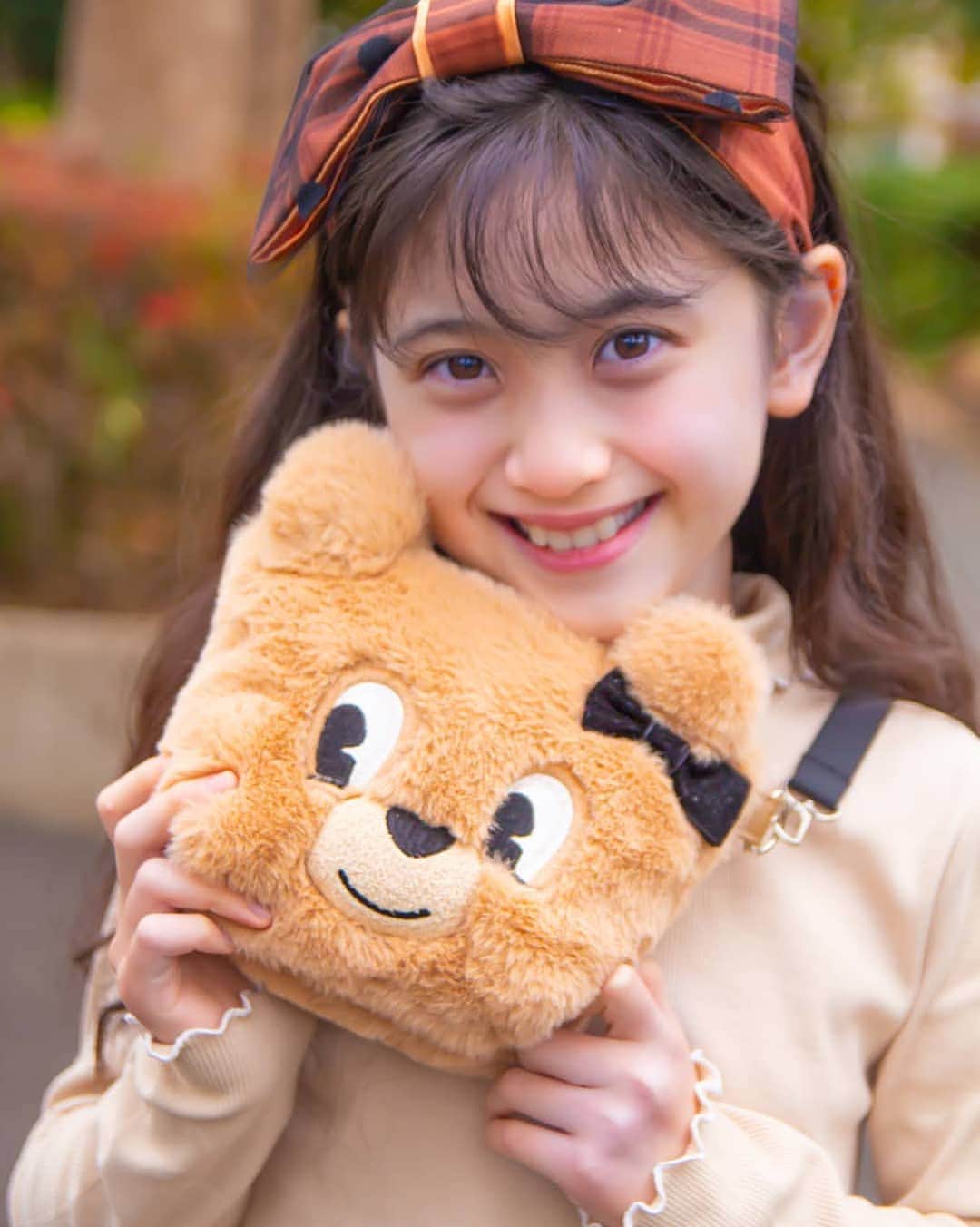のインスタグラム：「最近、宿題のがんばりすぎで先生からちゃんと寝てるか心配の電話がかかってきたアイカ😂  大きくなったら東大生になって 東大王に出たいんだって😂🙌  東大がどんなものかはたぶん そんなにわかってない😊  #バイラビインスタガール AIKA 136cm 140着用 #小学3年生 #9歳女の子 #9yearsold ブラウン×ブラウンコーデ🐻  このコーデで歩いてたらすれ違った小学生さんたちにカワイイ〜！と言ってもらえて アイカ照れてました😆  トップスをスカートにinもかわいかったんだけど 袖や裾のフリフリが「ここがかわいい〜❣😍」って アイカは 裾を見せるコーデがしたいって今回はoutにしてみました🎵  8枚目は公式フォト💕  #byLOVEiT #バイラビ #バイラビット #ナルミヤインターナショナル @byloveit_official @byloveit_snap  @narumiyaonline_official  #キッズモデル #キッズアパレル #キッズファッション #キッズコーデ #秋冬コーデ #通学コーデ #小学生 #小学生コーデ #お出かけコーデ #紅葉 #秋 #ポートレート #玉ボケ部 #ブラウンコーデ #クマ #ポシェット #チェック柄 #ママカメラ #クイズノック #東大王 #東大生」
