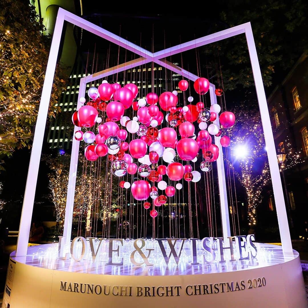 Marunouchi Paperさんのインスタグラム写真 - (Marunouchi PaperInstagram)「【「LOVE」愛を思う 】 丸の内ブリックスクエア 三菱一号館広場には、りんごなどの無数のオーナメントによって、“愛”を象徴するシンボリックなハートマークが空中に浮かび上がるオブジェが登場。綺麗なハートの形が撮影できるフォトスポットから、大切な人と想い出に残る写真を撮ることができます。スマートフォンがセットできるスタンドも設置されているので、セルフタイマーを使用して記念写真の撮影もできます。 「Marunouchi Bright Christmas 2020～LOVE&WISHES～」では、丸の内・有楽町エリアの各会場にツリーやオブジェを展示中です。エリアを散策しながらお楽しみください。  Marunouchi Bright Christmas 2020～LOVE&WISHES～ 【期間】～2020年12月25日(金) 【場所】丸ビル1F マルキューブ、新丸ビル3F アトリウム、丸の内ブリックスクエア1F 三菱一号館広場、丸の内オアゾ1F ○○広場、丸の内テラス1F、新東京ビル1F ロビー ほか丸の内エリア ------------------------------------------------ 詳細は⇒ @marunouchi_paper プロフィールURLの丸の内ドットコムよりご覧ください。 ------------------------------------------------  #marunouchi_paper #marunouchi #tokyo #マルノウチペーパー #丸の内 #東京駅 #marunouchibrightchristmas #丸の内クリスマス #クリスマスツリー #クリスマス #christmas2020 #クリスマス2020 #丸ビル #新丸ビル #丸の内テラス #丸の内オアゾ #丸の内ブリックスクエア #新東京ビル」12月3日 12時00分 - marunouchi_paper