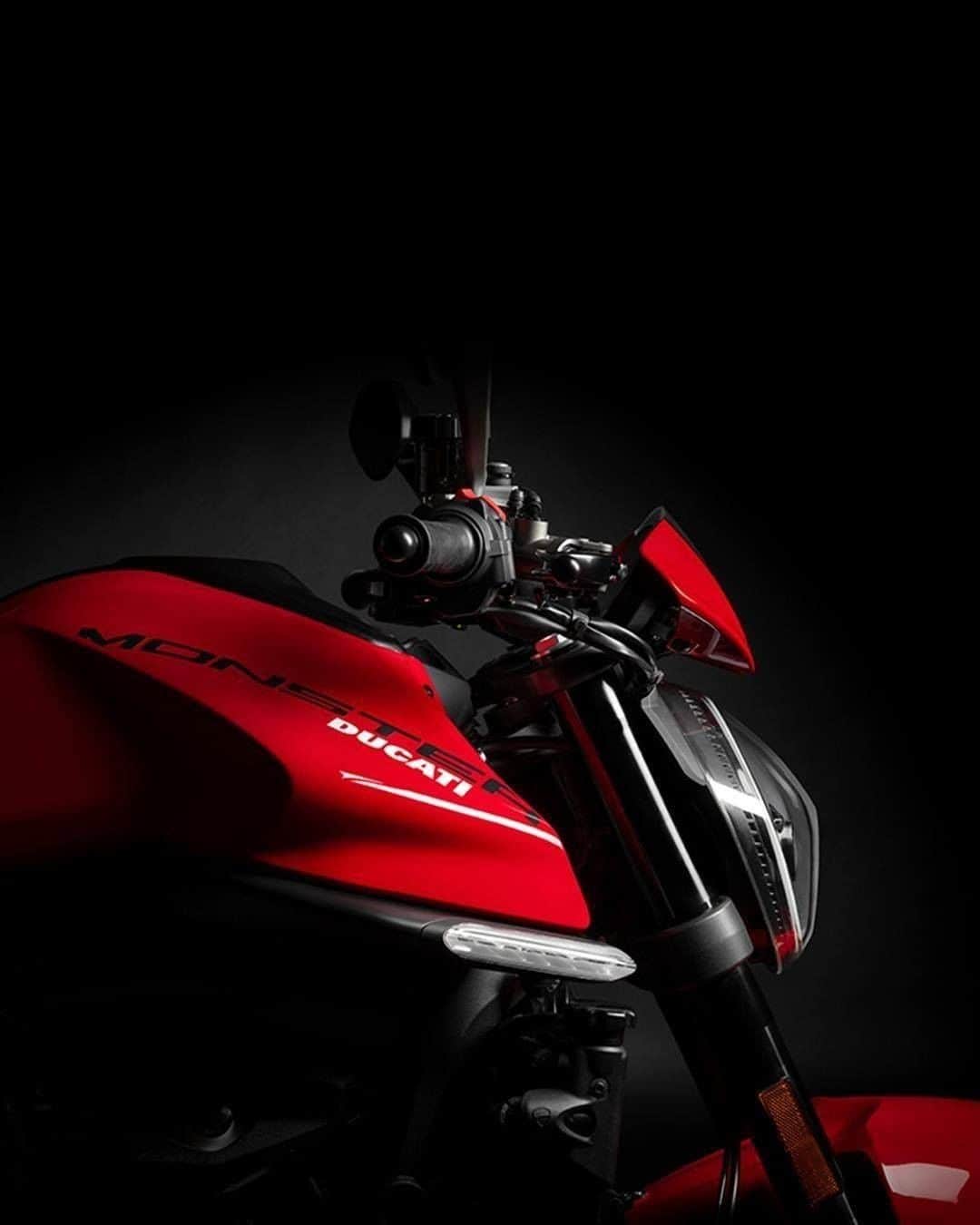 Ducati Japanさんのインスタグラム写真 - (Ducati JapanInstagram)「いよいよ新型モンスターが登場。軽量でコンパクト、そしてパワフルさを磨き、走る楽しさを一段と高めました。さぁ再び、モンスターと恋に落ちて下さい。 #Monster #JustFun #モンスター #ドゥカティいいじゃん #welovemonster」12月3日 12時00分 - ducatijapan