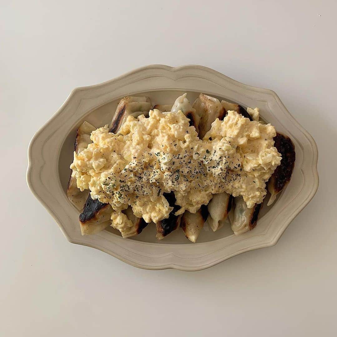 MERYさんのインスタグラム写真 - (MERYInstagram)「.⁣ 家族や友達と食卓を囲む日は「餃子パーティー」で楽しまない💫？⁣ .⁣ 「餃子パーティー」では、餃子にトッピングをしたり、餃子のアレンジをすると楽しそう！こちらの写真では、明太マヨやタルタル、おろしそなどをのせて、美味しそうな仕上がりになっていますよね♡家族や友達とご飯を一緒に食べる日は、是非このようなアレンジにTRYしてみてください✨⁣ .⁣ 2枚目：おろしそ⁣ 3枚目：タルタル⁣ 4枚目：揚げ餃子⁣ .⁣ MERYでは他にも「かわいい」に近づくさまざまな情報を発信しています。⁣ @mery.beauty コスメ・美容に特化した情報をお届け♡⁣ @mery_spot 話題のカフェやお出かけスポットをご紹介！⁣ こちらもぜひチェックしてみてください！⁣ .⁣ .⁣ photo by @_0326h⁣ .⁣ #MERY #regram #gyoza #homecafe #homemade #만두 #카페 #홈카페 #카페스타그램 #먹스타그램 #おうちカフェ #おうち時間 #餃子パーティー #餃子 #揚げ餃子 #餃子部 #アレンジレシピ #毎日ごはん #料理日記 #料理記録 #今日の献立 #ホームパーティー #今日のごはん #餃子好きな人と繋がりたい #料理好きな人と繋がりたい #お洒落 #お洒落さんと繋がりたい #MERY女子 #メリー」12月3日 12時01分 - mery.jp