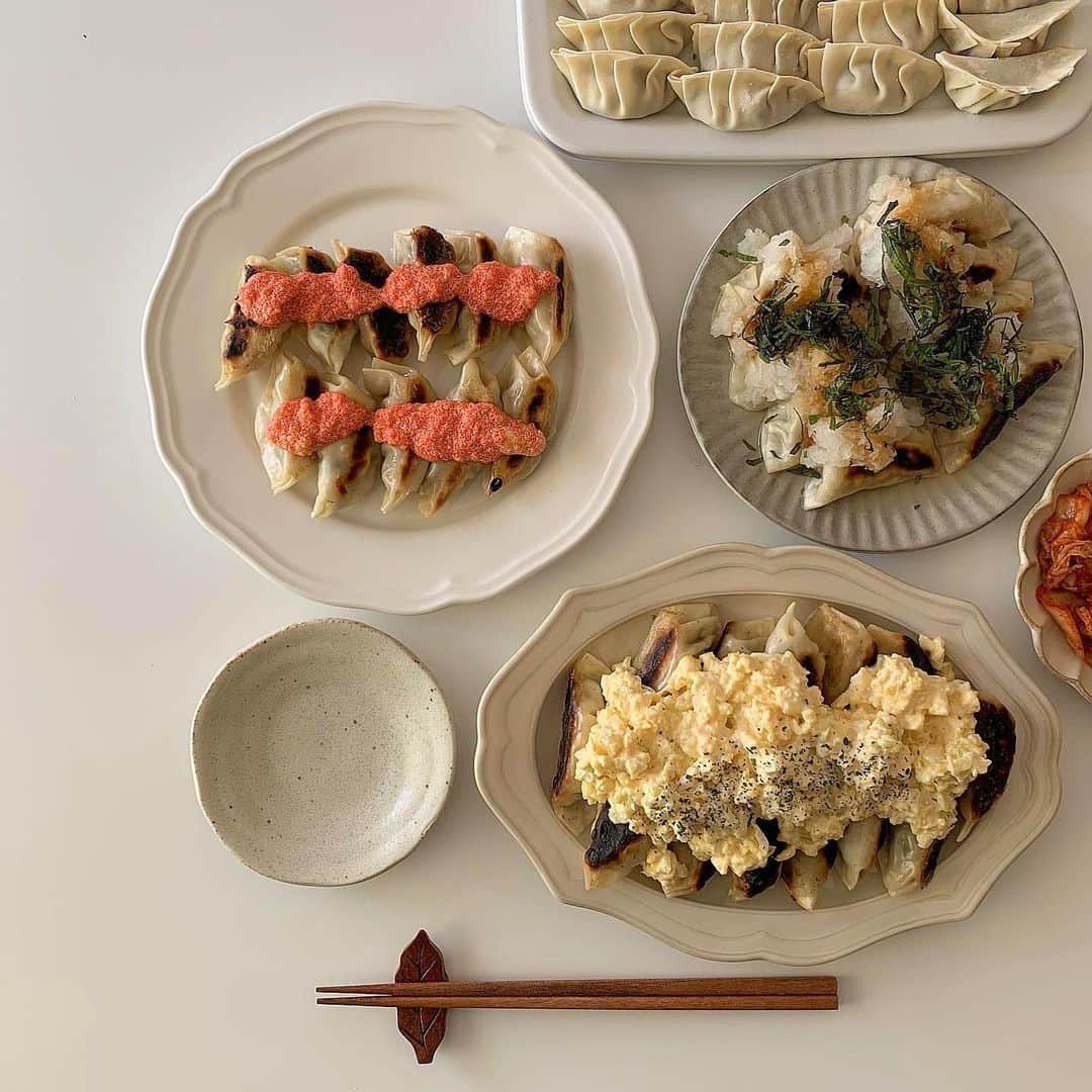 MERYさんのインスタグラム写真 - (MERYInstagram)「.⁣ 家族や友達と食卓を囲む日は「餃子パーティー」で楽しまない💫？⁣ .⁣ 「餃子パーティー」では、餃子にトッピングをしたり、餃子のアレンジをすると楽しそう！こちらの写真では、明太マヨやタルタル、おろしそなどをのせて、美味しそうな仕上がりになっていますよね♡家族や友達とご飯を一緒に食べる日は、是非このようなアレンジにTRYしてみてください✨⁣ .⁣ 2枚目：おろしそ⁣ 3枚目：タルタル⁣ 4枚目：揚げ餃子⁣ .⁣ MERYでは他にも「かわいい」に近づくさまざまな情報を発信しています。⁣ @mery.beauty コスメ・美容に特化した情報をお届け♡⁣ @mery_spot 話題のカフェやお出かけスポットをご紹介！⁣ こちらもぜひチェックしてみてください！⁣ .⁣ .⁣ photo by @_0326h⁣ .⁣ #MERY #regram #gyoza #homecafe #homemade #만두 #카페 #홈카페 #카페스타그램 #먹스타그램 #おうちカフェ #おうち時間 #餃子パーティー #餃子 #揚げ餃子 #餃子部 #アレンジレシピ #毎日ごはん #料理日記 #料理記録 #今日の献立 #ホームパーティー #今日のごはん #餃子好きな人と繋がりたい #料理好きな人と繋がりたい #お洒落 #お洒落さんと繋がりたい #MERY女子 #メリー」12月3日 12時01分 - mery.jp