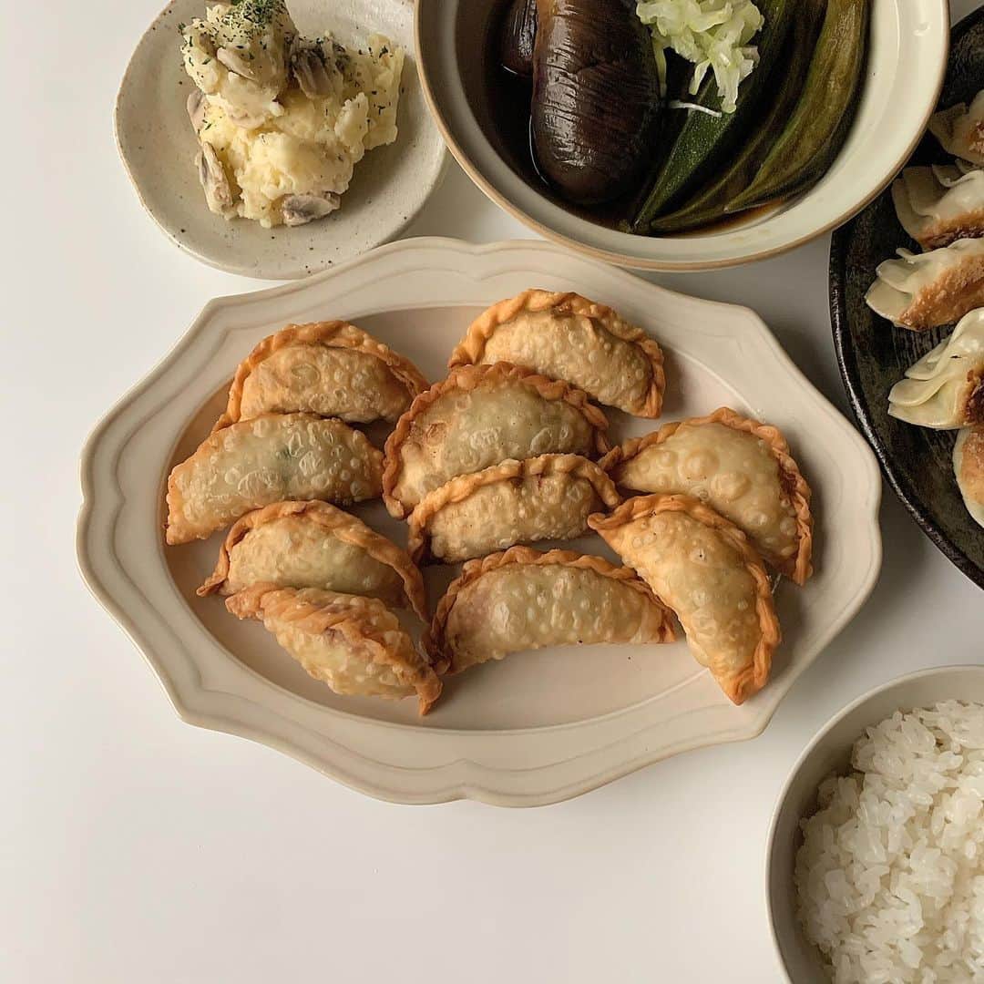 MERYさんのインスタグラム写真 - (MERYInstagram)「.⁣ 家族や友達と食卓を囲む日は「餃子パーティー」で楽しまない💫？⁣ .⁣ 「餃子パーティー」では、餃子にトッピングをしたり、餃子のアレンジをすると楽しそう！こちらの写真では、明太マヨやタルタル、おろしそなどをのせて、美味しそうな仕上がりになっていますよね♡家族や友達とご飯を一緒に食べる日は、是非このようなアレンジにTRYしてみてください✨⁣ .⁣ 2枚目：おろしそ⁣ 3枚目：タルタル⁣ 4枚目：揚げ餃子⁣ .⁣ MERYでは他にも「かわいい」に近づくさまざまな情報を発信しています。⁣ @mery.beauty コスメ・美容に特化した情報をお届け♡⁣ @mery_spot 話題のカフェやお出かけスポットをご紹介！⁣ こちらもぜひチェックしてみてください！⁣ .⁣ .⁣ photo by @_0326h⁣ .⁣ #MERY #regram #gyoza #homecafe #homemade #만두 #카페 #홈카페 #카페스타그램 #먹스타그램 #おうちカフェ #おうち時間 #餃子パーティー #餃子 #揚げ餃子 #餃子部 #アレンジレシピ #毎日ごはん #料理日記 #料理記録 #今日の献立 #ホームパーティー #今日のごはん #餃子好きな人と繋がりたい #料理好きな人と繋がりたい #お洒落 #お洒落さんと繋がりたい #MERY女子 #メリー」12月3日 12時01分 - mery.jp