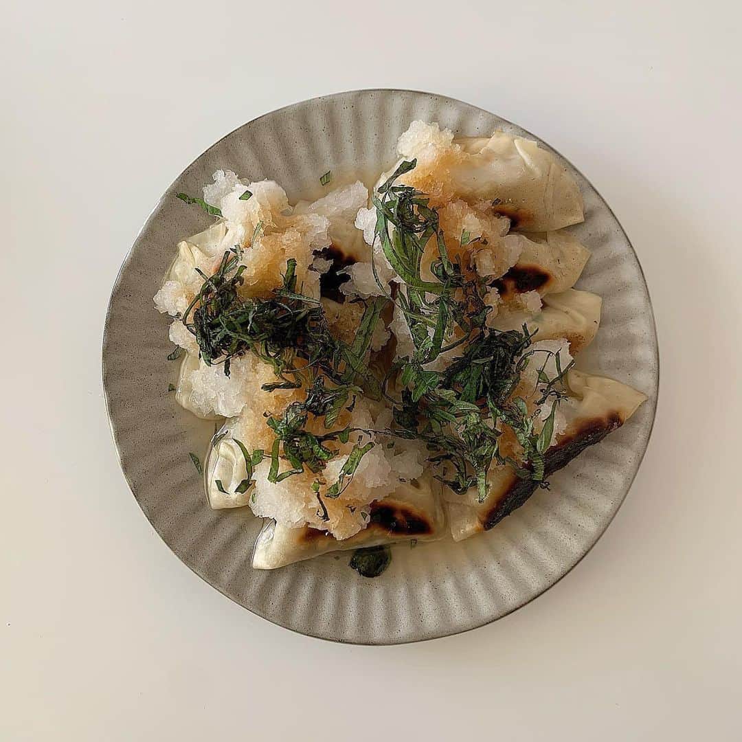 MERYさんのインスタグラム写真 - (MERYInstagram)「.⁣ 家族や友達と食卓を囲む日は「餃子パーティー」で楽しまない💫？⁣ .⁣ 「餃子パーティー」では、餃子にトッピングをしたり、餃子のアレンジをすると楽しそう！こちらの写真では、明太マヨやタルタル、おろしそなどをのせて、美味しそうな仕上がりになっていますよね♡家族や友達とご飯を一緒に食べる日は、是非このようなアレンジにTRYしてみてください✨⁣ .⁣ 2枚目：おろしそ⁣ 3枚目：タルタル⁣ 4枚目：揚げ餃子⁣ .⁣ MERYでは他にも「かわいい」に近づくさまざまな情報を発信しています。⁣ @mery.beauty コスメ・美容に特化した情報をお届け♡⁣ @mery_spot 話題のカフェやお出かけスポットをご紹介！⁣ こちらもぜひチェックしてみてください！⁣ .⁣ .⁣ photo by @_0326h⁣ .⁣ #MERY #regram #gyoza #homecafe #homemade #만두 #카페 #홈카페 #카페스타그램 #먹스타그램 #おうちカフェ #おうち時間 #餃子パーティー #餃子 #揚げ餃子 #餃子部 #アレンジレシピ #毎日ごはん #料理日記 #料理記録 #今日の献立 #ホームパーティー #今日のごはん #餃子好きな人と繋がりたい #料理好きな人と繋がりたい #お洒落 #お洒落さんと繋がりたい #MERY女子 #メリー」12月3日 12時01分 - mery.jp