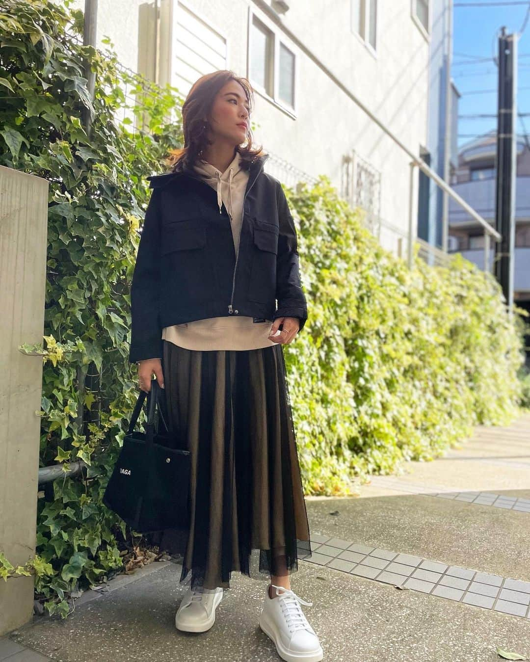 石井里奈さんのインスタグラム写真 - (石井里奈Instagram)「こんにちは☀️ . 今月も @tigora_women でアクティブコーデ👖❤️✨ . @tigora_women のマウンテンジャケットを着回ししてみたよ💕✨ . 1コーデ目はトップスもtigora✨ 全体を暗めのカラーでまとめて、トップスのボーダーでアクセント🙆‍♀️❤️ このジャケット軽いし、風に強いし使いやすい🙆‍♀️幅広なのでこれからニットなど下に着ても大丈夫そう💕 . 2コーデ目はパーカーと重ね着スタイル✨今年はやりの大きめのパーカーと合わせてみました❤️✨シンプルなデザインなのでフレアスカートなどガーリーなコーデにも合わせやすいよ❤️ . 午後もがんばっていきましょう💕 . #tigora #tigora_women #pr #ティゴラ #スポーツデポ #アルペン #りなまるコーデ #カジュアルコーデ #カジュアル #大人カジュアル #デニム #デニムコーデ #denim #スポーツカジュアル #スポーツ女子 #カジュアル女子 #classy__leaders #classy #読者モデル #読モ #スポーツカジュアル #casualstyle #casual #スキニー #スキニーデニム #おさんぽ #お散歩 #ボーダー #パーカー #着回し #着回しコーデ」12月3日 12時10分 - ri7tin1025