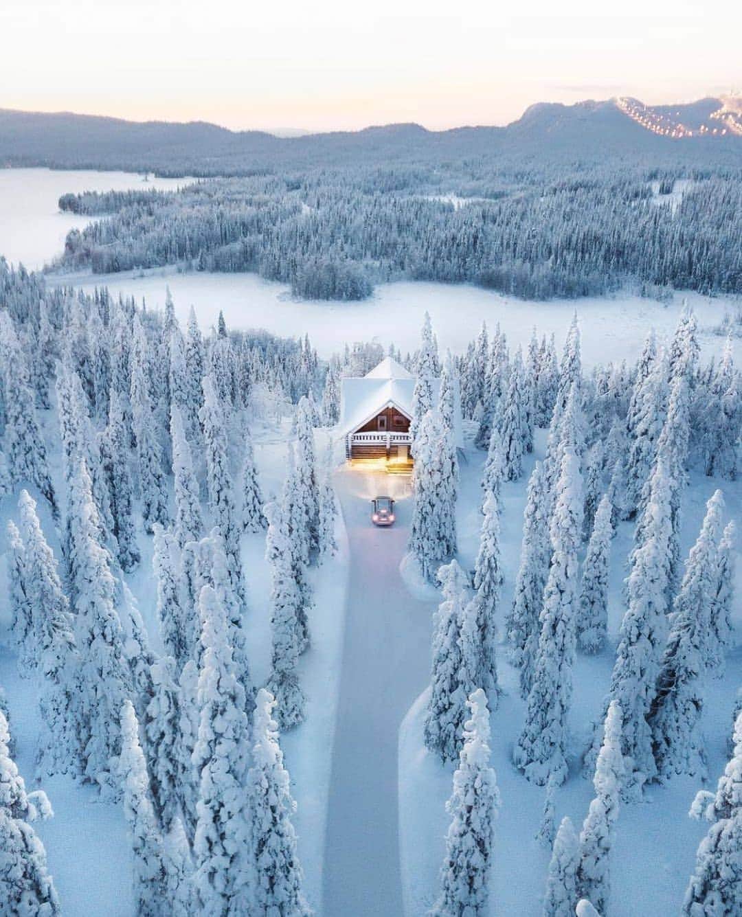 Padgramさんのインスタグラム写真 - (PadgramInstagram)「Winter getaways in Lapland, Finland cc: @karl_shakur  ➖➖ #pgdaily #pgstar #pgcounty #lapland #laplandfinland  #finland #planetgo #planet #planetearth #amazing #awesome #nature」12月3日 12時23分 - planet.go