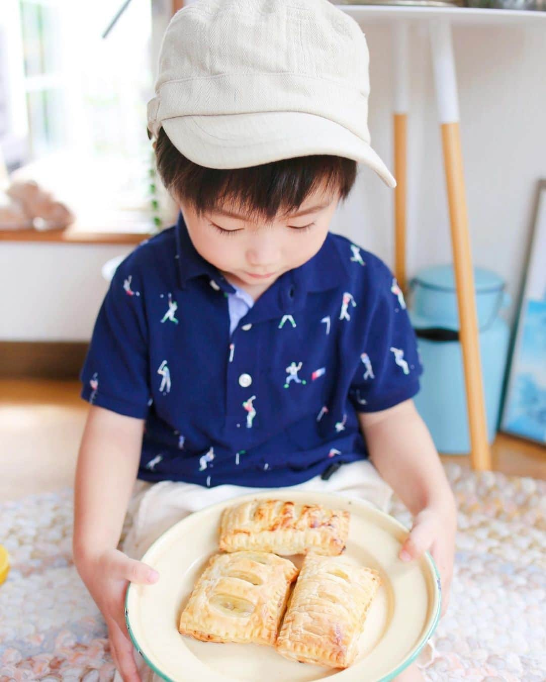 amiさんのインスタグラム写真 - (amiInstagram)「． I played with my son  ． 何でもかんでも1人でやりたがる 年頃の息子💓大変だけど なるべくやらせてあげるように してますよ〜♡  今回は、バナナ🍌パイ 作りに挑戦してみました♡  ． とっても上手にできたよ💮  ． 色々な名人に挑戦する楽しいアプリ Amazing MEIJIN Channel♡にも載せました❗️  頑張って作ったので 是非ダウンロードしてAMCを みてみてね(੭ु ˃̶͈̀ ω ˂̶͈́)੭ु⁾⁾  ． #meijin#名人#すごい動画#アメイジングメイジン#手作りバナナパイ#バナナパイ#3歳児#3歳児ママ#親子#親子で遊ぶ#親子クッキング」12月3日 12時23分 - amikuma1219