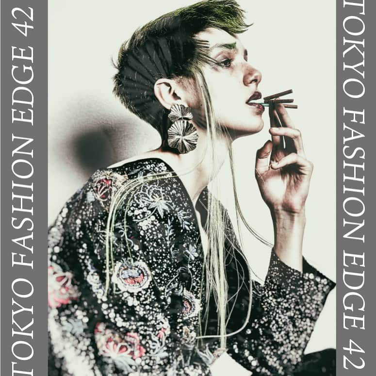 東京ファッションエッジ／プロフェッショナル東京のインスタグラム：「2020/11/30発売「TOKYO FASHION EDGE 42号」の中身を少しだけご紹介します😊  kanakoさん hair meets dress pleroma（福島県） 作品タイトル：NOVA @beeeeel23  Instagramでは紹介しきれませんが、素敵な作品がぎっしり詰まった「TOKYO FASHION EDGE 42号」ぜひとも誌面でもご覧ください♪ お買い求めは弊社（https://beauty-gr.co.jp/kodoku/）まで🔍  ---------------------------------------------------- #東京ファッションエッジ　#tokyofashionedge #profeshionaltokyo #クリエイティブヘア #creative #クリエイティブヘアスタイリスト #creativehairstylist #hair #ヘアスタイル #hairstyle #ヘアカラー #haircolor #メイク #make #makeup #ファッション #fashion #美容師 #ヘアスタイリスト #hairstylist #hairstylistjapan #美容学生 #modermsalon #colorsync #hairtransformation #hairinspo #hairofinstagram #美容学生と繋がりたい #fashionista  ----------------------------------------------------」