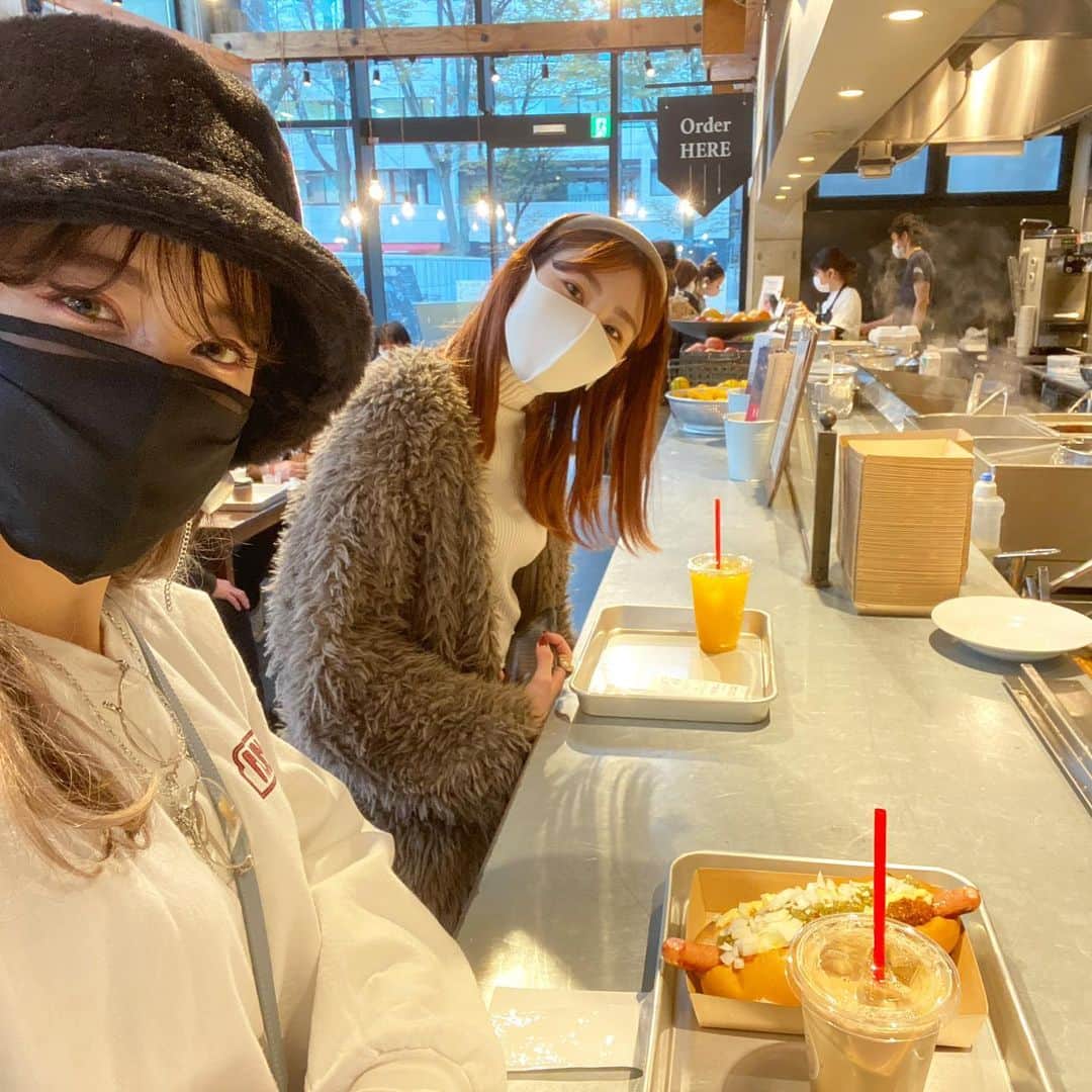 夏焼雅さんのインスタグラム写真 - (夏焼雅Instagram)「🥤𝙍𝘼𝘾𝙄𝙉𝙀𝙎 𝙁𝘼𝙍𝙈 𝙏𝙊 𝙋𝘼𝙍𝙆🌭  昨日行ったかわいいcafé❤️ ひかちゃんが連れてってくれました🦫 @hikaru_pinkcres0419   池袋の南池袋公園にあるカフェで、昨日は雨が降っていて出れなかったけど、天気よかったらテラス席でランチもできてめちゃくちゃ穴場！！⛲️  menuも色々あるけど、昨日食べたのはホットドッグ+ドリンクset🥤で¥1000くらいだったよ〜！ コスパ良い💸！！  ホットドッグはかなりボリュームがあって、食べ応えあるので男性もちゃんとお腹いっぱいになる量だと思います😋😋😋 プレートで出てくる感じも可愛くて オシャレなカフェ満喫〜✨✨  店内も可愛いので人が少ない日にはいい感じの写真も撮れると思うからぜひチェックしてみてね〜💕  駅からも近いし、天気良い日に行くのをおすすめしま〜す🌷🌷🌷🧚🏼  @farm_to_park_racines  #racinesfarmtopark  #池袋 #南池袋公園  #南池袋公園カフェ  #ランチプレート」12月3日 12時25分 - miyaaa0825
