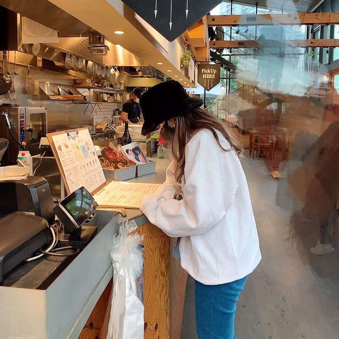 夏焼雅さんのインスタグラム写真 - (夏焼雅Instagram)「🥤𝙍𝘼𝘾𝙄𝙉𝙀𝙎 𝙁𝘼𝙍𝙈 𝙏𝙊 𝙋𝘼𝙍𝙆🌭  昨日行ったかわいいcafé❤️ ひかちゃんが連れてってくれました🦫 @hikaru_pinkcres0419   池袋の南池袋公園にあるカフェで、昨日は雨が降っていて出れなかったけど、天気よかったらテラス席でランチもできてめちゃくちゃ穴場！！⛲️  menuも色々あるけど、昨日食べたのはホットドッグ+ドリンクset🥤で¥1000くらいだったよ〜！ コスパ良い💸！！  ホットドッグはかなりボリュームがあって、食べ応えあるので男性もちゃんとお腹いっぱいになる量だと思います😋😋😋 プレートで出てくる感じも可愛くて オシャレなカフェ満喫〜✨✨  店内も可愛いので人が少ない日にはいい感じの写真も撮れると思うからぜひチェックしてみてね〜💕  駅からも近いし、天気良い日に行くのをおすすめしま〜す🌷🌷🌷🧚🏼  @farm_to_park_racines  #racinesfarmtopark  #池袋 #南池袋公園  #南池袋公園カフェ  #ランチプレート」12月3日 12時25分 - miyaaa0825