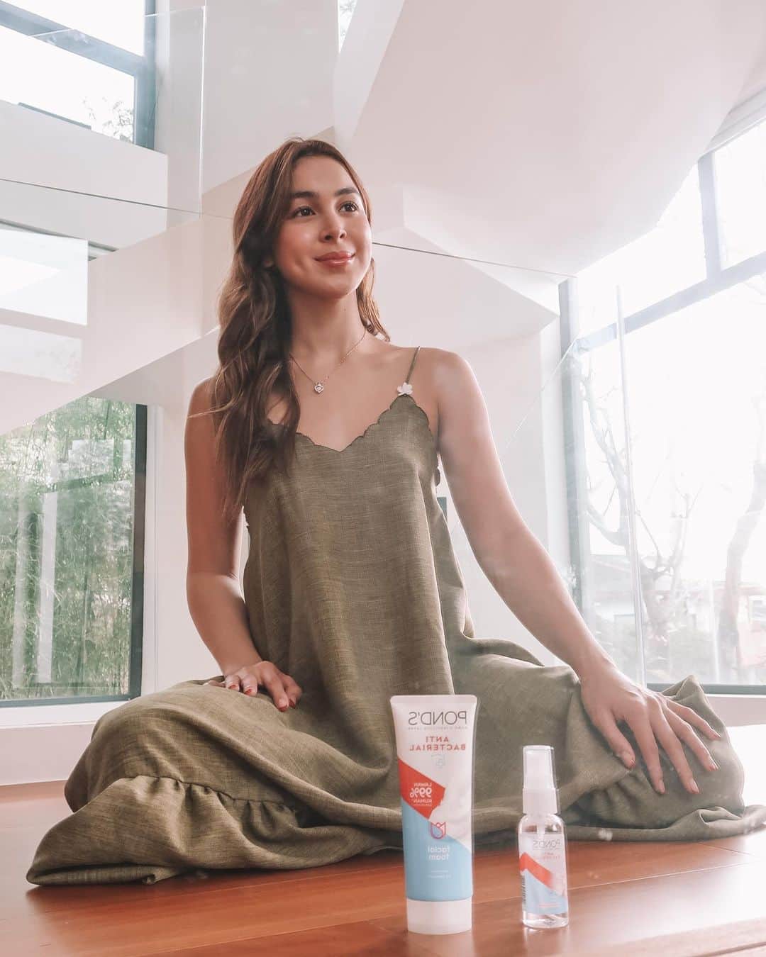のインスタグラム：「Maskne is a thing and I’m not a fan of it at all! Can anyone else relate? If you do, try Pond’s ANTI BACTERIAL range and trust me, it will fight 99% of maskne-causing bacteria! This range is formulated with amazing ingredients such as BHA which prevents us from getting acne, and AHA that enables our skin to exfoliate. Imagine having a clean and refreshed face with just three simple steps, cleanse-mist-wipe. #SkipTheMaskne」
