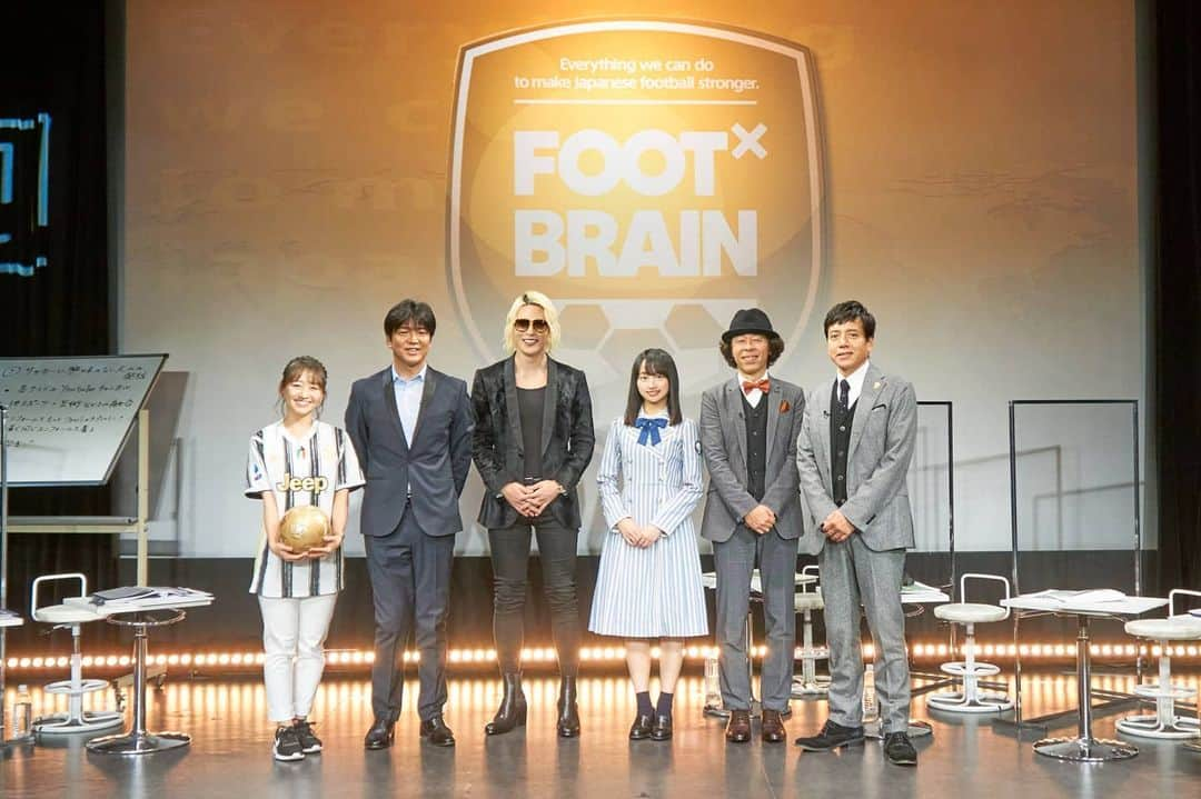 テレビ東京「FOOTxBRAIN」さんのインスタグラム写真 - (テレビ東京「FOOTxBRAIN」Instagram)「🎉#フットブレイン無観客フェス 🎉  ライブ配信の様子＆記念撮影を公開👀 サッカートークが楽しすぎて配信予定時間をオーバーしちゃいました😆  約2時間にわたるノンストップトークを終えても、みなさん「5時間やりたい」と大盛り上がり✨  また開催できたらうれしいです⚽  #勝村政信 #名波浩 #平畠啓史 #ローランド #影山優佳 #日向坂46 #片渕茜  #FOOTBRAIN」12月3日 12時26分 - footxbrain