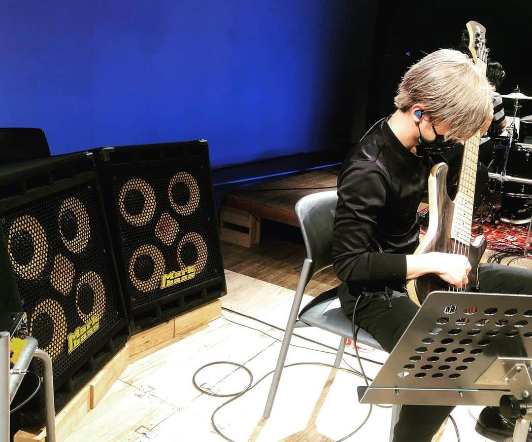 森田悠介さんのインスタグラム写真 - (森田悠介Instagram)「My adamovic Saturn 5strings and Markbass amps and my new hair color.🙄  My Saturn has ash body and maple finger board, but it also has natural tone so it fits orchestral sound too. Nikola Adamovic made this beautiful bass for me and I visited Netherland in 2018 to pick it up! Wow, time flies...😌　@adamovicbasses @adamovicguitars   And for this time I played double 104HF cabinets. Super cool! And Markbass "Bigbang" is my long time favorite. Special thanks for @markbassamps  @marco_markbass_dvmark  @markbassgermany  @pearl.drums.jp   And I use WESTONE @westoneaudio @westonelabs in ear monitor SE60.  @bassplayeruniverse  @bassplayunited  @bassplayerweb  @bassandguitarscales   #adamovic #adamovicbasses #markbass #westone  #bass #bassist #bassplayer #musicianlife   #concert #orchestra #ensemble #gear #myrig #5stringbass  #ベース #ベーシスト #アンプ #機材 #髪色  先日の感動覚めやらず、まだISAOさんのCube-rayのメロディが頭の中を流れていますが機材紹介を！ 僕の背後には安心安定の マークベース。 今回はStandard 104HFというキャビネット2連発です いつもサポートありがとうございます！ ヘッドはいつも愛用してる BigBangです😌🟨⬛️  ベースは2年前にニコラ・アダモビッチという職人に作ってもらってオランダまで受け取りに行って以来愛用している アダモビッチ サターン5弦 1本で通しました。写真はリハーサルより。 木の鳴りが、オーケストラ楽器との相性も良いです！ あとは、髪の色が久しぶりにガッツリ明るくなりました😌」12月3日 12時26分 - yusukemorita_bass