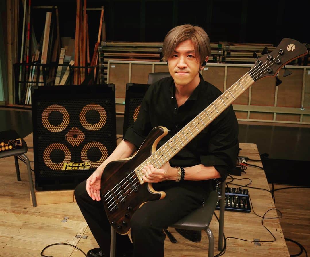 森田悠介のインスタグラム：「My adamovic Saturn 5strings and Markbass amps and my new hair color.🙄  My Saturn has ash body and maple finger board, but it also has natural tone so it fits orchestral sound too. Nikola Adamovic made this beautiful bass for me and I visited Netherland in 2018 to pick it up! Wow, time flies...😌　@adamovicbasses @adamovicguitars   And for this time I played double 104HF cabinets. Super cool! And Markbass "Bigbang" is my long time favorite. Special thanks for @markbassamps  @marco_markbass_dvmark  @markbassgermany  @pearl.drums.jp   And I use WESTONE @westoneaudio @westonelabs in ear monitor SE60.  @bassplayeruniverse  @bassplayunited  @bassplayerweb  @bassandguitarscales   #adamovic #adamovicbasses #markbass #westone  #bass #bassist #bassplayer #musicianlife   #concert #orchestra #ensemble #gear #myrig #5stringbass  #ベース #ベーシスト #アンプ #機材 #髪色  先日の感動覚めやらず、まだISAOさんのCube-rayのメロディが頭の中を流れていますが機材紹介を！ 僕の背後には安心安定の マークベース。 今回はStandard 104HFというキャビネット2連発です いつもサポートありがとうございます！ ヘッドはいつも愛用してる BigBangです😌🟨⬛️  ベースは2年前にニコラ・アダモビッチという職人に作ってもらってオランダまで受け取りに行って以来愛用している アダモビッチ サターン5弦 1本で通しました。写真はリハーサルより。 木の鳴りが、オーケストラ楽器との相性も良いです！ あとは、髪の色が久しぶりにガッツリ明るくなりました😌」