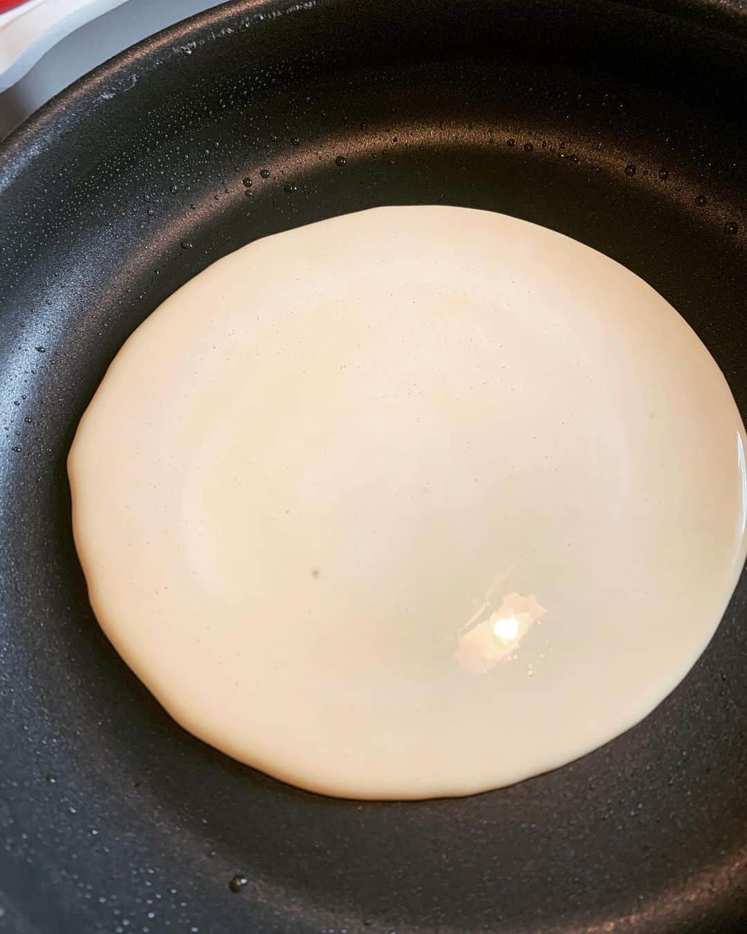 鈴木砂羽さんのインスタグラム写真 - (鈴木砂羽Instagram)「作ってみたシリーズです🍳 今回は プロテインパンケーキというものを 作ってみたい！！  作ってみたシリーズは ダイエットが始まると いろんなレシピを見て 挑戦したくなるようデス。  材料はうちにあった ザバスのヨーグルト風味の ソイプロテインと 卵と豆乳、 そしてヨーグルト少々。 フライパンに流すと 生地はすっかりパンケーキの様相。  キレイに焼けましたね。 （焼くのは得意💨） 上にバターをちょこっと。 付け合せはサラダ。 MTCオイルとこしょうをふって チーズと一緒に。  さて気になるお味は、、、 うん、サラッとペロッと？ してるね。見た目パンケーキ なんだけど、似て非なるもの、 というか。。あっさり！！！ でも味は不味くはないよ笑笑！！ 薄めに3枚焼けたけど 1枚半でお腹いっぱい。  ということで 今回も作って満足～～～(๑´ㅂ`๑)‪𐤔𐤔‬  #プロテインパンケーキ #ダイエットレシピ #作ってみたシリーズ  #ランチ #お料理レシピ #月曜断食」12月3日 12時26分 - bombon_sawa