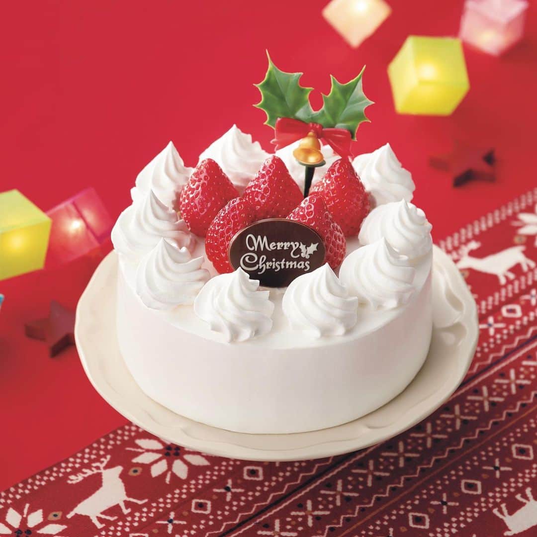 Pasco/敷島製パン株式会社のインスタグラム：「今年は、たのしく！おいしく！#おうちクリスマス 🎅✨ 　 時間がすぎるのは本当にあっという間！気がつけば#もう12月 ❄ クリスマスもすぐそこですね🎄🎅 みなさまは、#クリスマスケーキ の準備はもうお済みですか？？ 　 今年もPascoは、バラエティあふれる幅広いラインアップのケーキをご用意しましたよ😋 定番の苺ケーキはもちろん、辻利兵衛本店監修の#宇治抹茶ケーキ や花畑牧場監修の#生キャラメルとラクレットチーズのケーキ」、相模屋監修の#糖質オフの豆乳ティラミスケーキ といったコラボケーキから、トレンドのピスタチオを使ったケーキまで🎂 味もサイズも色々なので、あなたにぴったりなケーキがきっと見つかりますよ❤ 　 クリスマスケーキの詳細については、プロフィール(@pasco.jp)のURLからか、こちらからご覧いただけます🎂 ➔https://www.pasconet.co.jp/uploads/news/1105/2020Pasco_Christmascakes.pdf 　 ご予約方法や締切はお取り扱い店舗によって異なりますので、お近くのPasco商品取扱店へご確認ください😆  #Pasco #パスコ #クリスマスケーキ #クリスマスケーキ予約 #苺ケーキ #辻利兵衛本店監修 #花畑牧場監修 #相模屋監修 #もう12月 #クリスマスの準備 #クリスマス #おうちパーティー #おうちクリスマス #ピスタチオケーキ #ケーキ大好き」