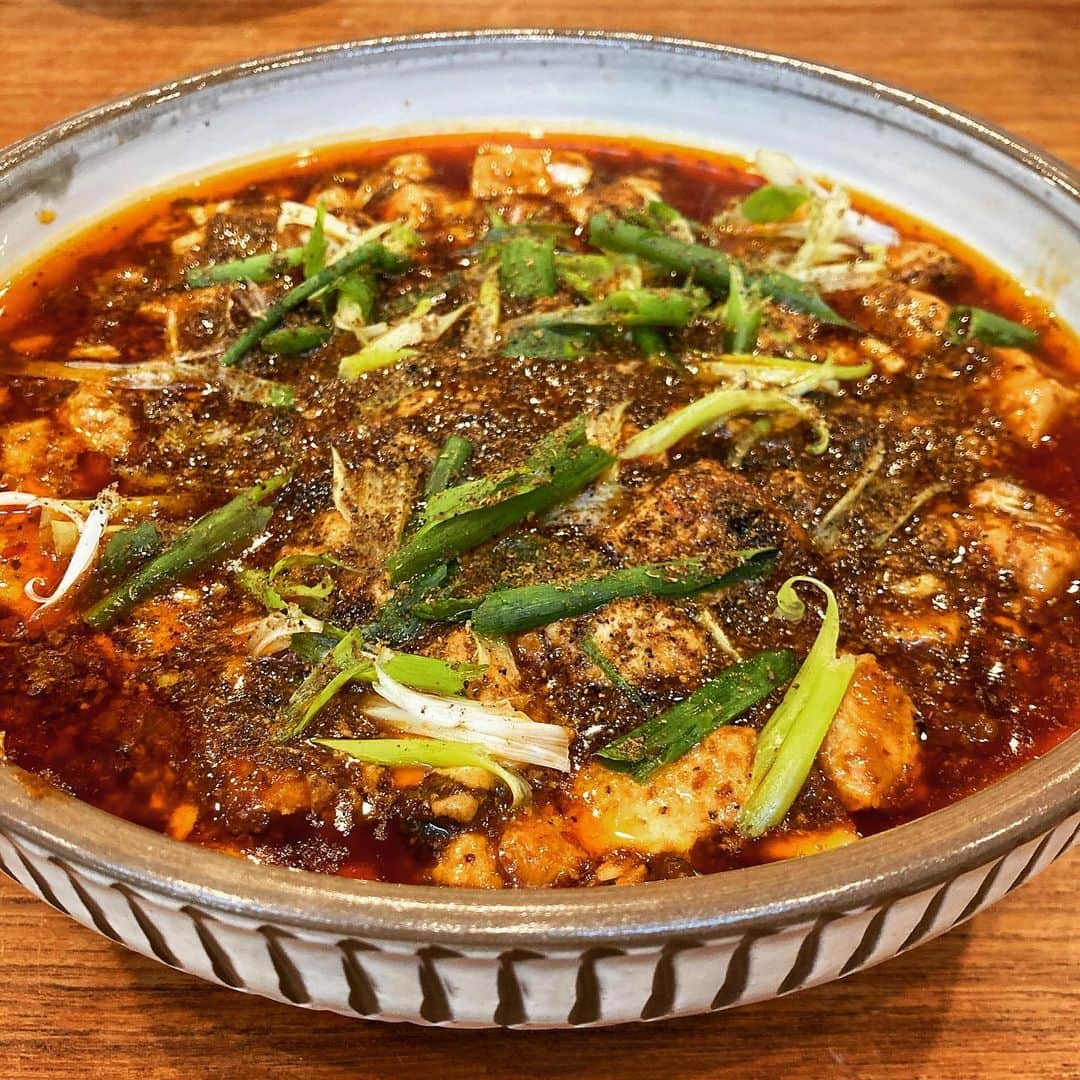 桜井誠のインスタグラム：「四川麻婆豆腐のお勉強 最近は美味すぎない着地を目指して作ります。 ファーストインパクトで美味すぎず、食べ進めるにつれ、じんわり旨みが広がってくるイメージで。 個人的に麻婆は、油をビビらず使うのと、最後にしっかり焼き切るのがポイントだと思います。 #桜井食堂　#麻婆豆腐」