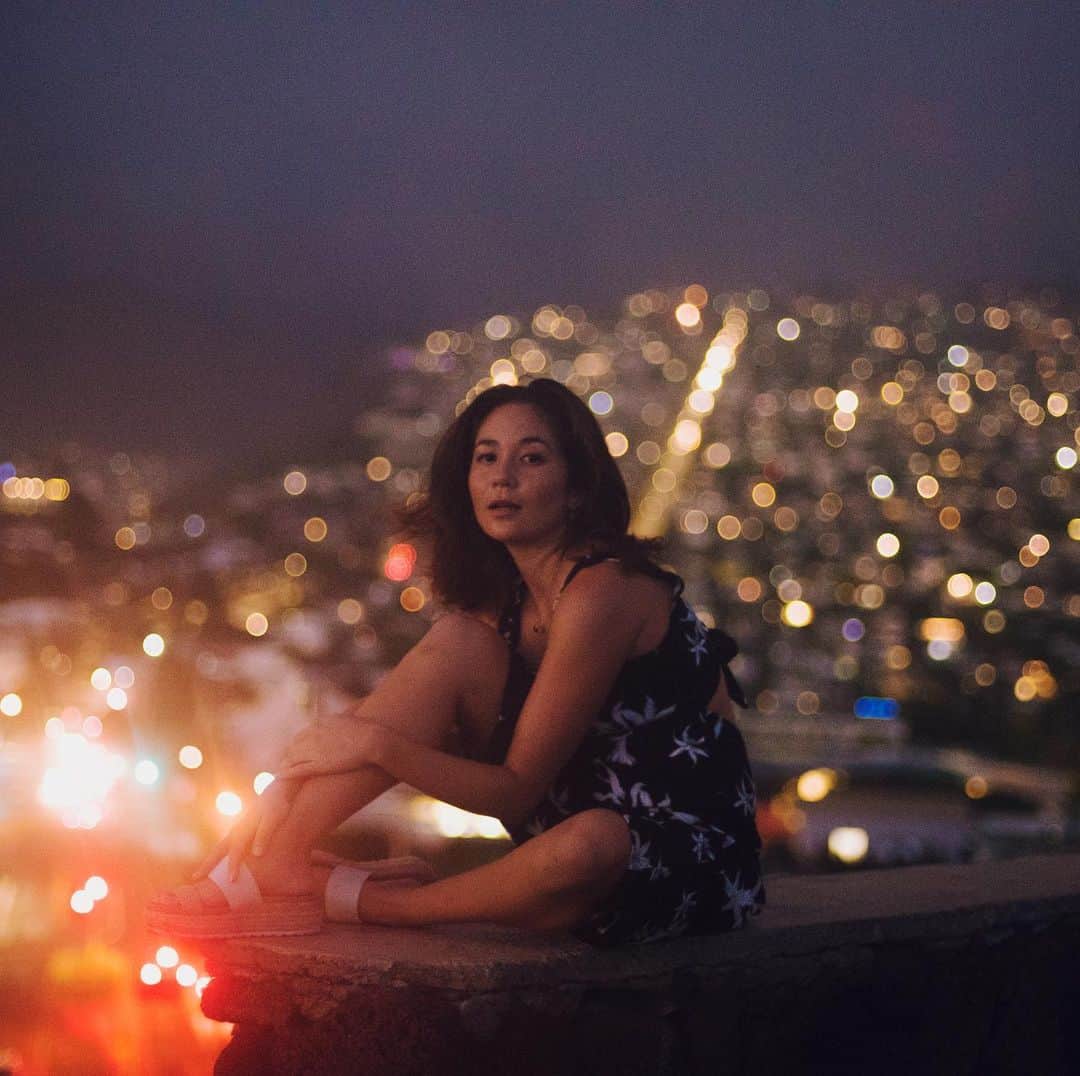 アリッサ ウーテンさんのインスタグラム写真 - (アリッサ ウーテンInstagram)「One of my favorite sunset / evening spots ✨ PC @lovekimiko You guys ready for my IG LIVE sale coming soon with @reveriehawaiibyaw @haakeaulana ?!? そろそろ インスタグラム　ライブ　セール　@reveriehawaiibyaw @haakeaulana といsしょにやりますよ！！日本のおけくさんもさんかおっけーですよ！ぜっひよろしくおねがいします！」12月3日 12時32分 - alyssawooten